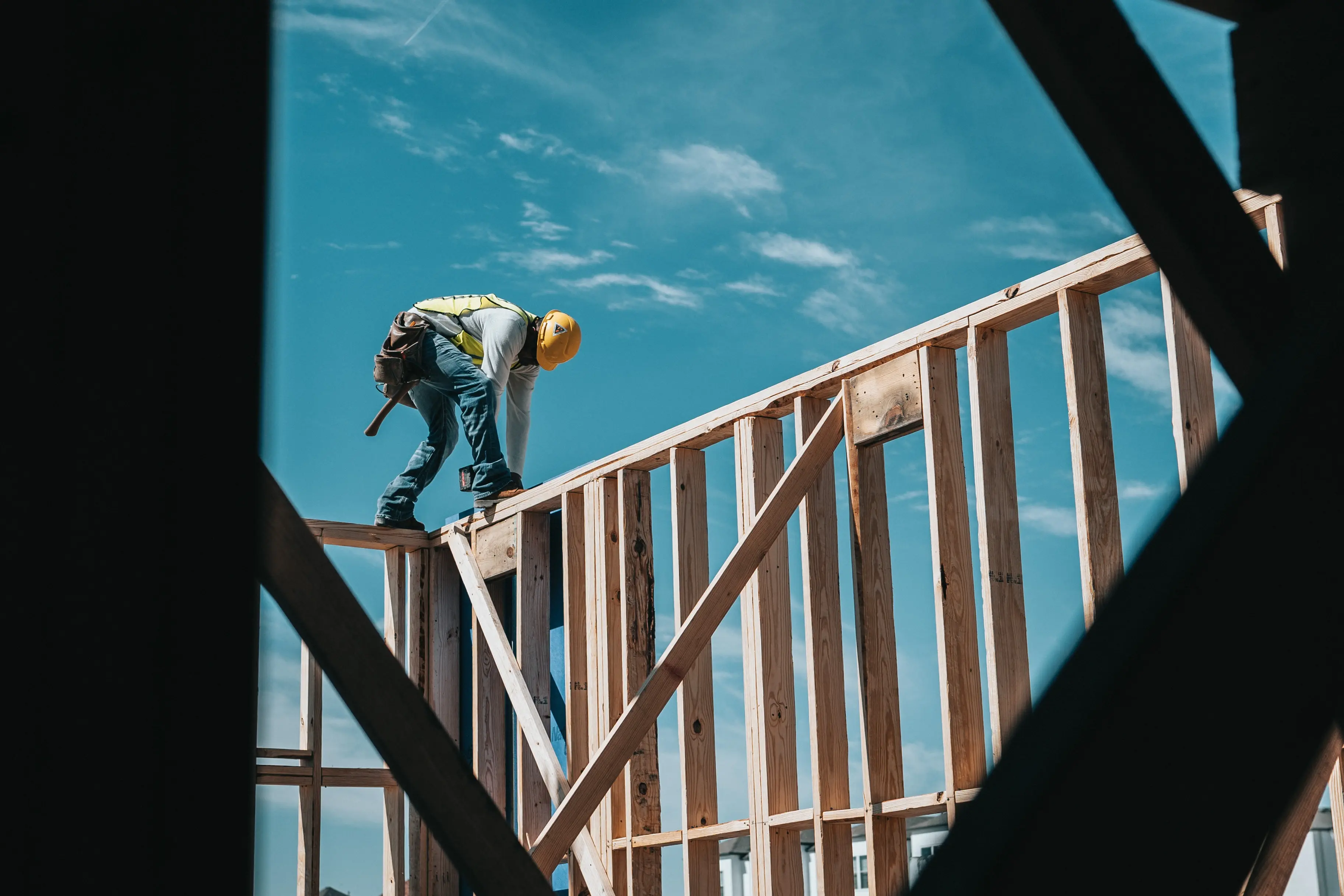 Un homme construisant un bâtiment sur un chantier