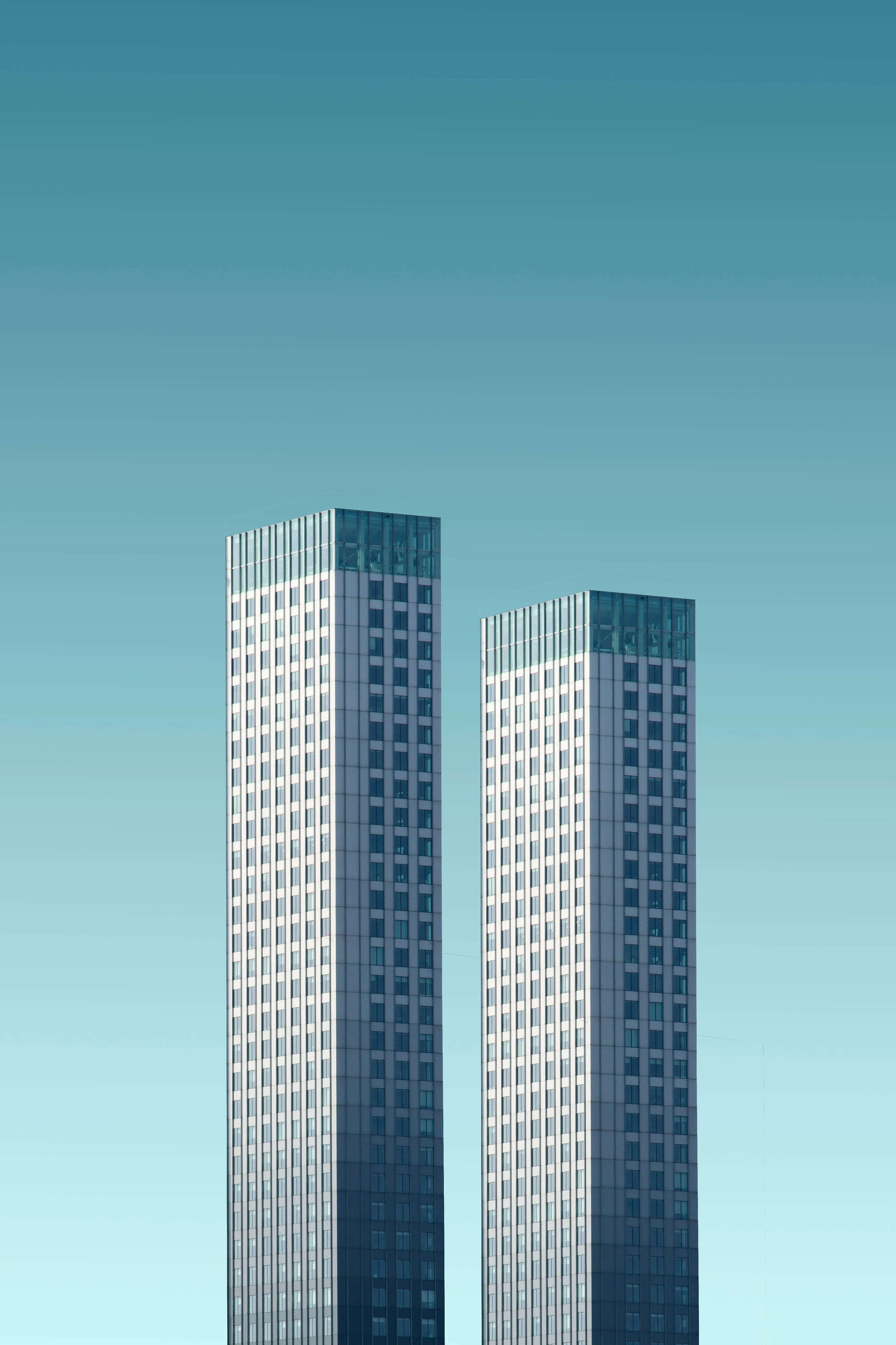 Deux grandes tours d'immeuble