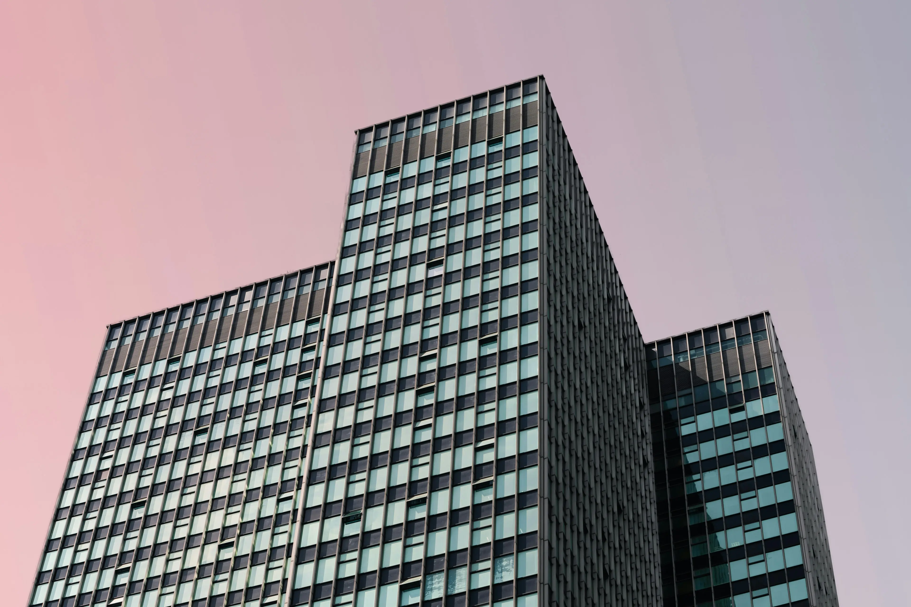 Immeuble moderne et ciel rose
