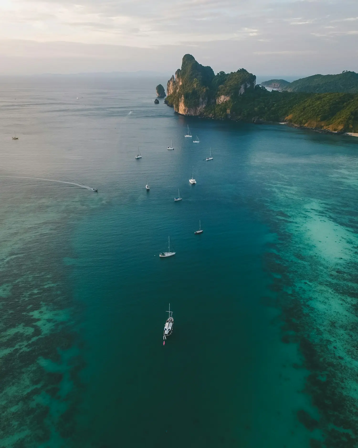 Un yacht sur une mer bleue - Combien rapporte 100 millions d'euros placés ?