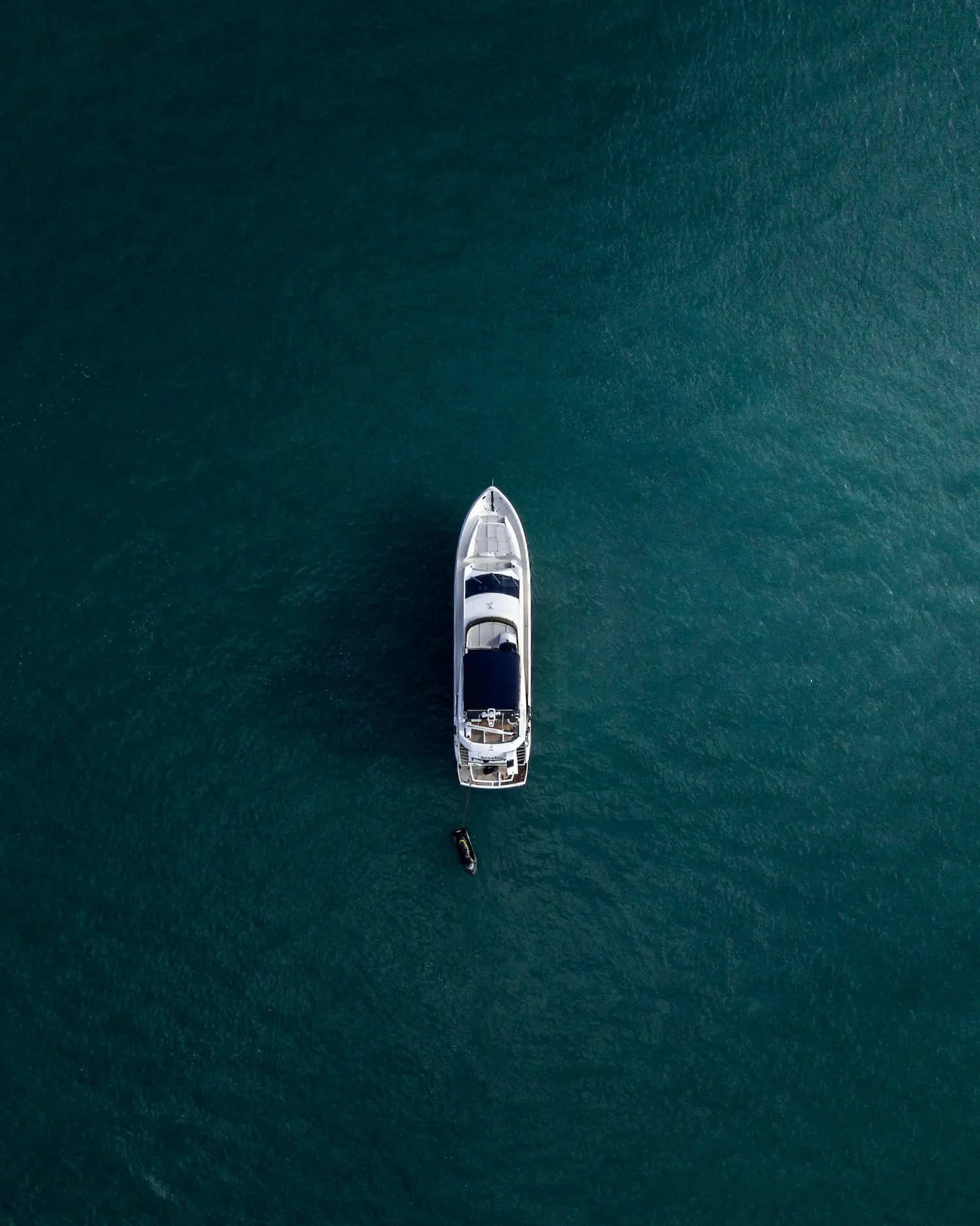 Un yacht sur une mer bleue - Combien rapporte 2 millions d'euros placés ?