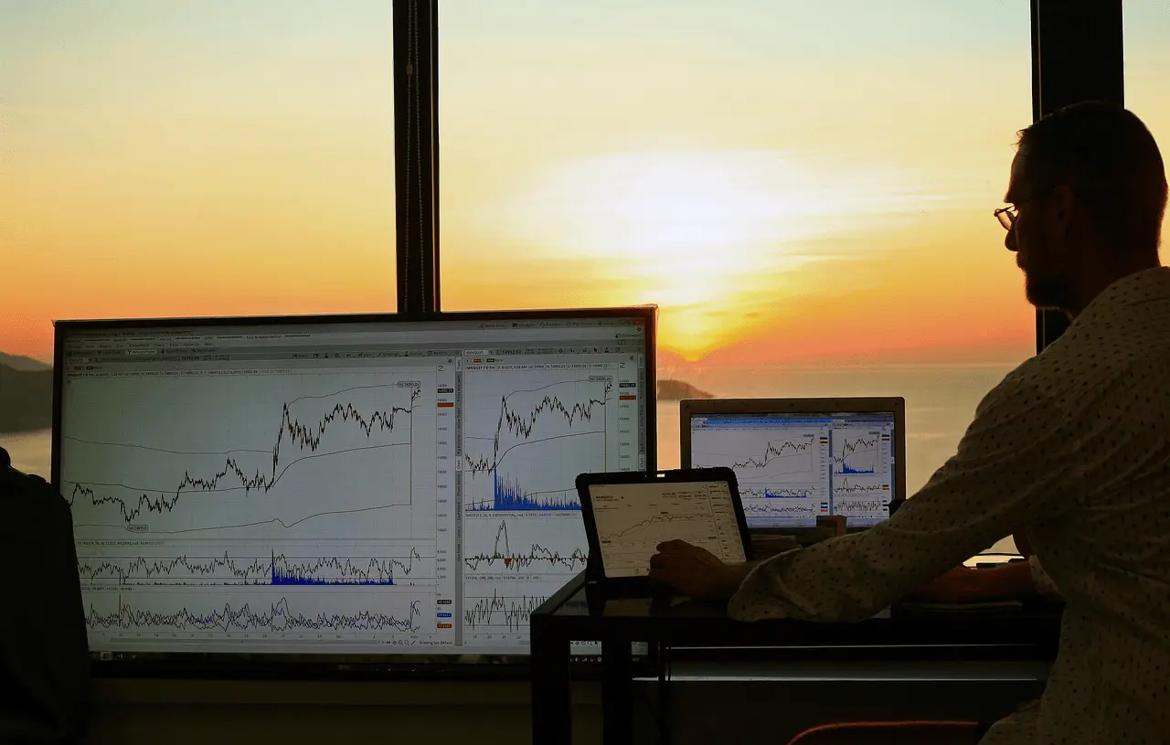 Un trader étudie les performances de ses produits structurés