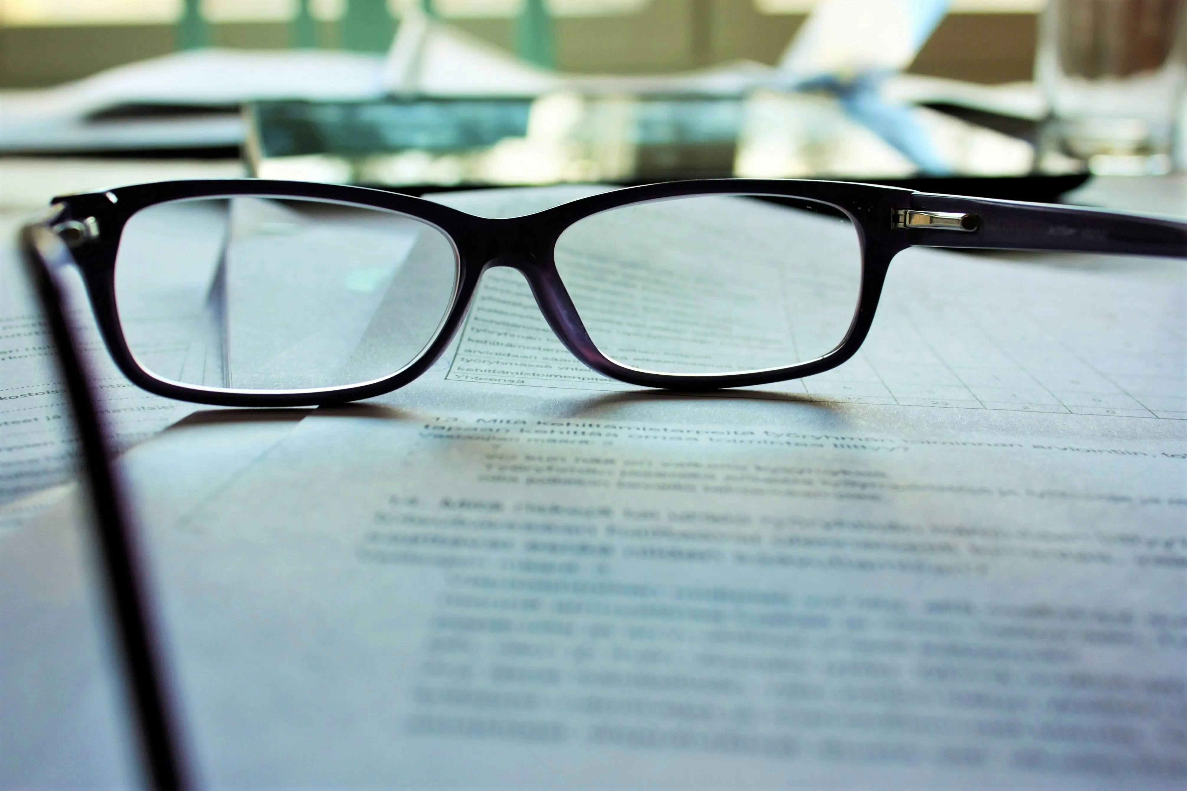 Document papier avec des lunettes posées dessus