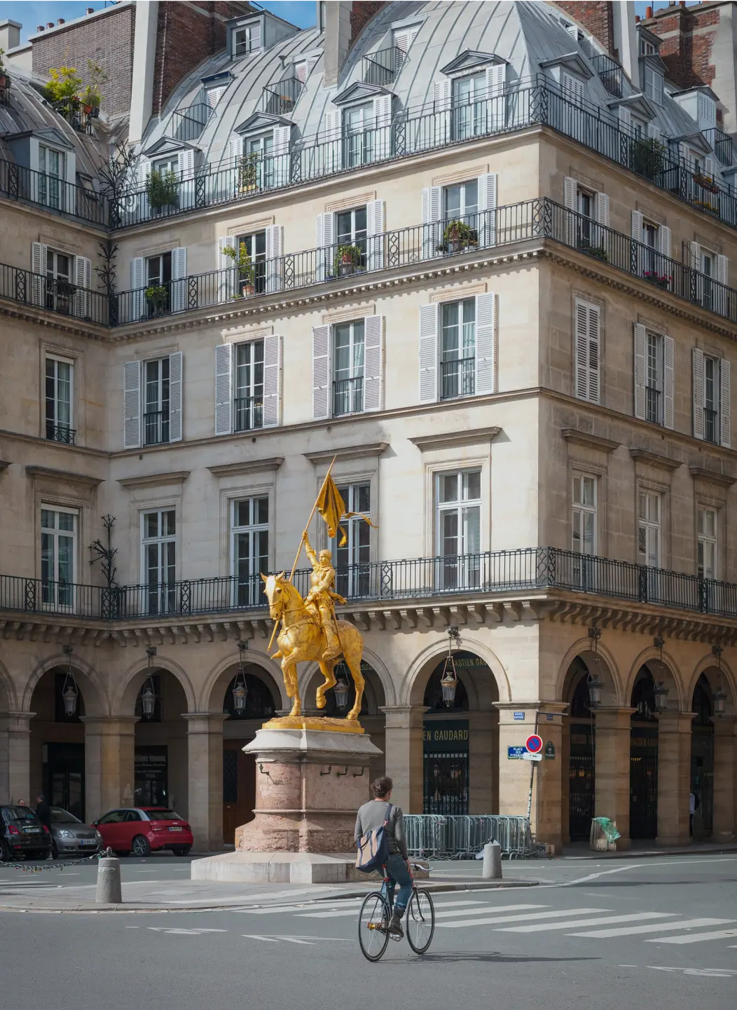 Statue de Jeanne d'Arc à Paris, en face de l'hôtel Regina
