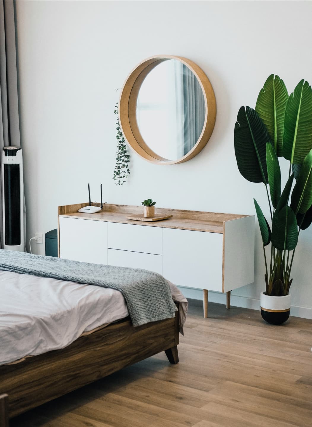 Chambre à coucher moderne, avec un lit, une commode, et un miroir
