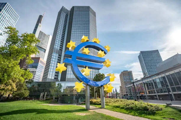 Banque Centrale Européenne, verdure, ciel bleu, soleil, immeubles, bâtiments