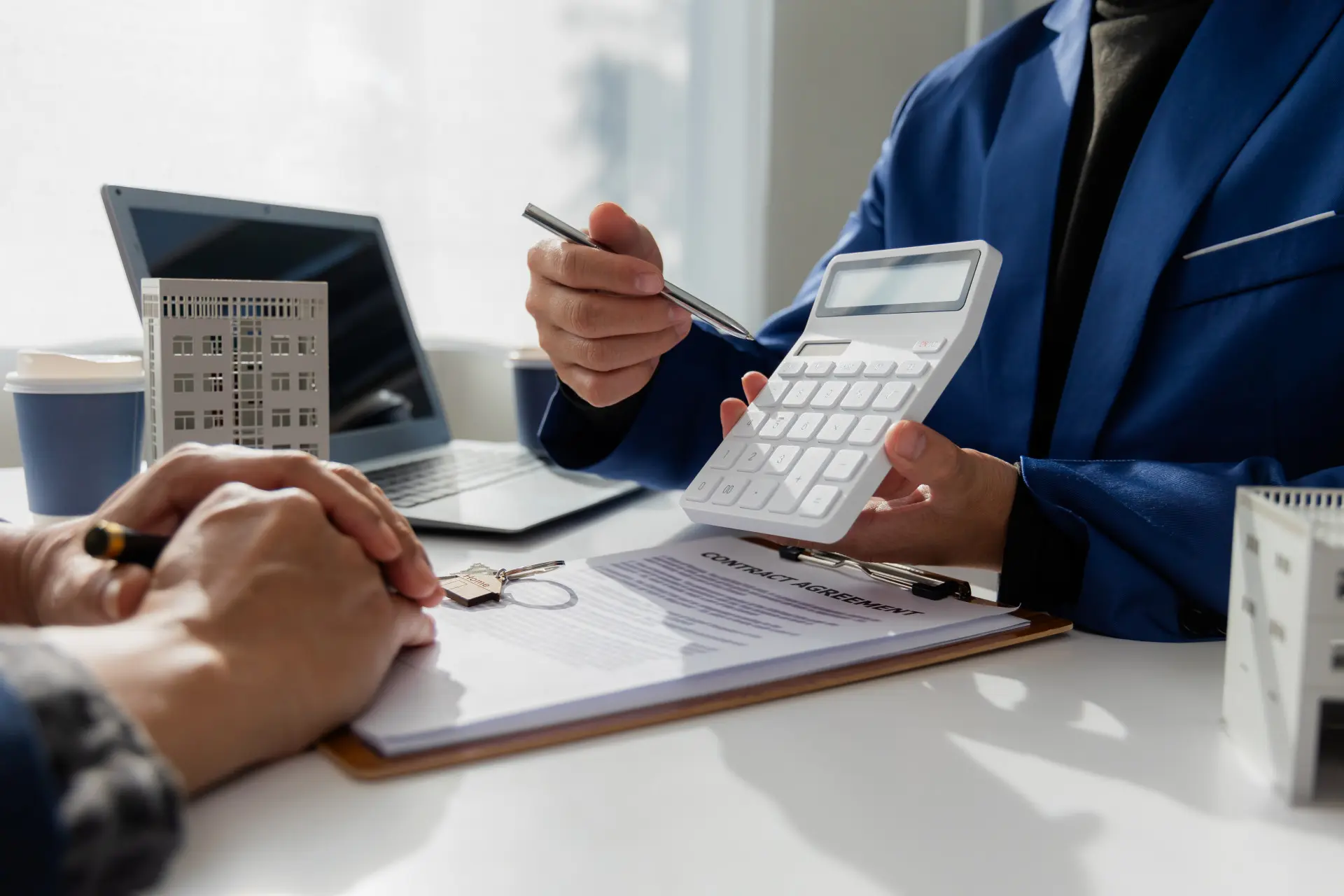 Homme tenant une calculatrice