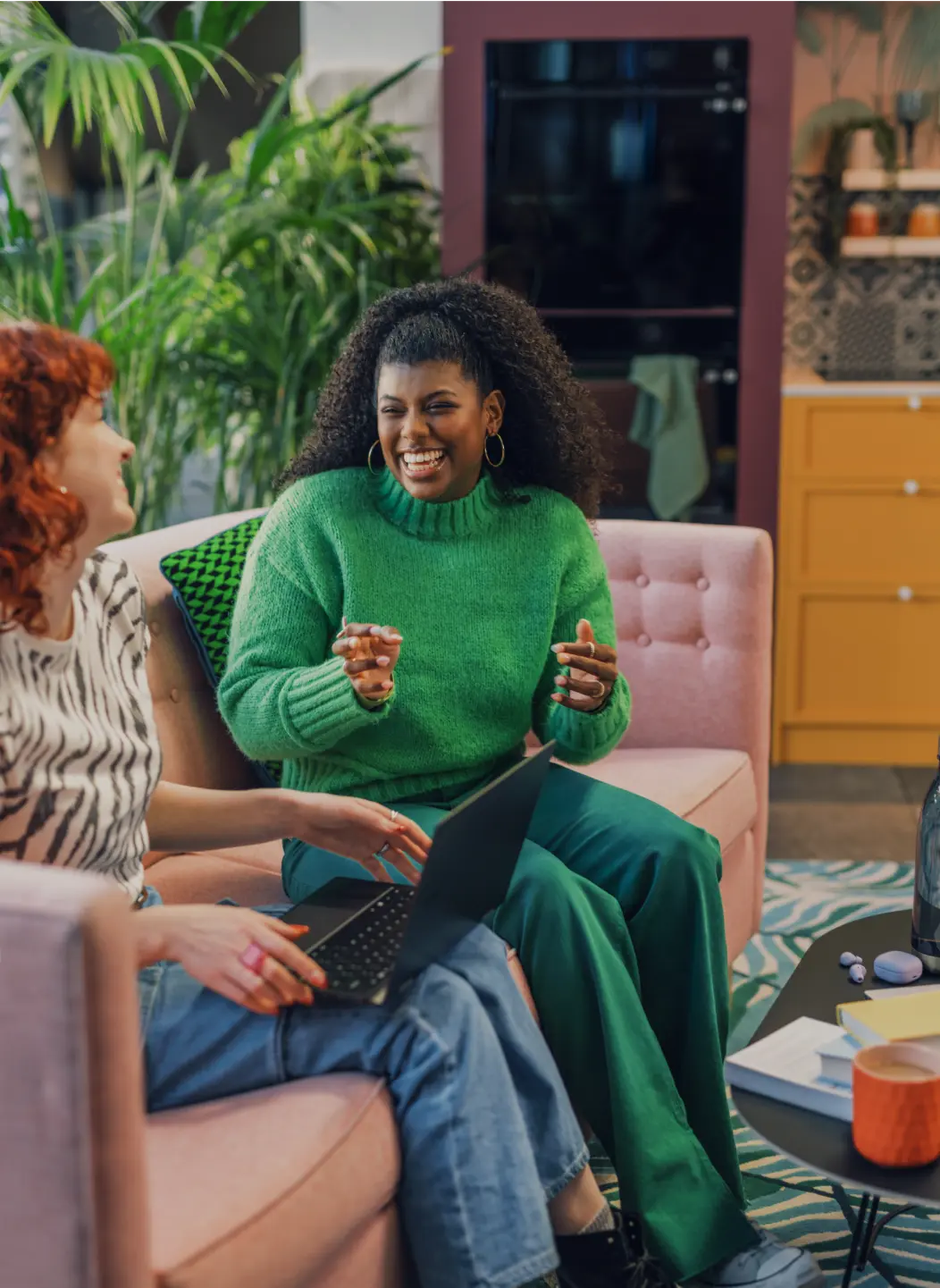 Femme souriante assise sur un canapé avec une amie