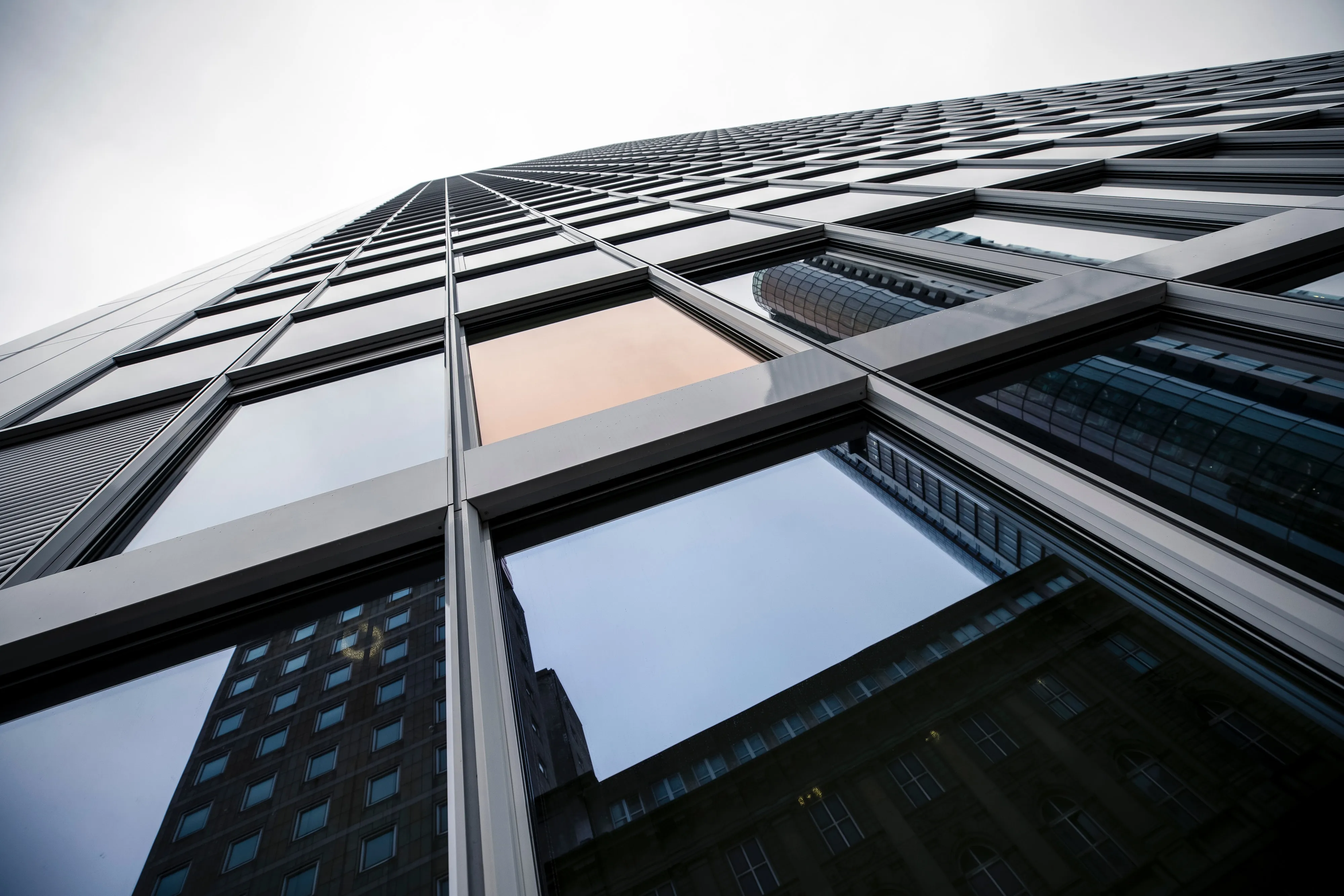 Immeuble moderne photographié en contre plongée