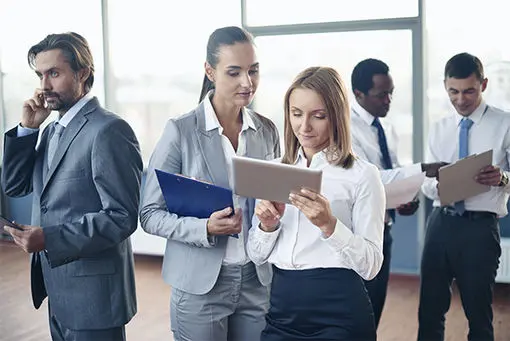 5 employés de bureau discutant