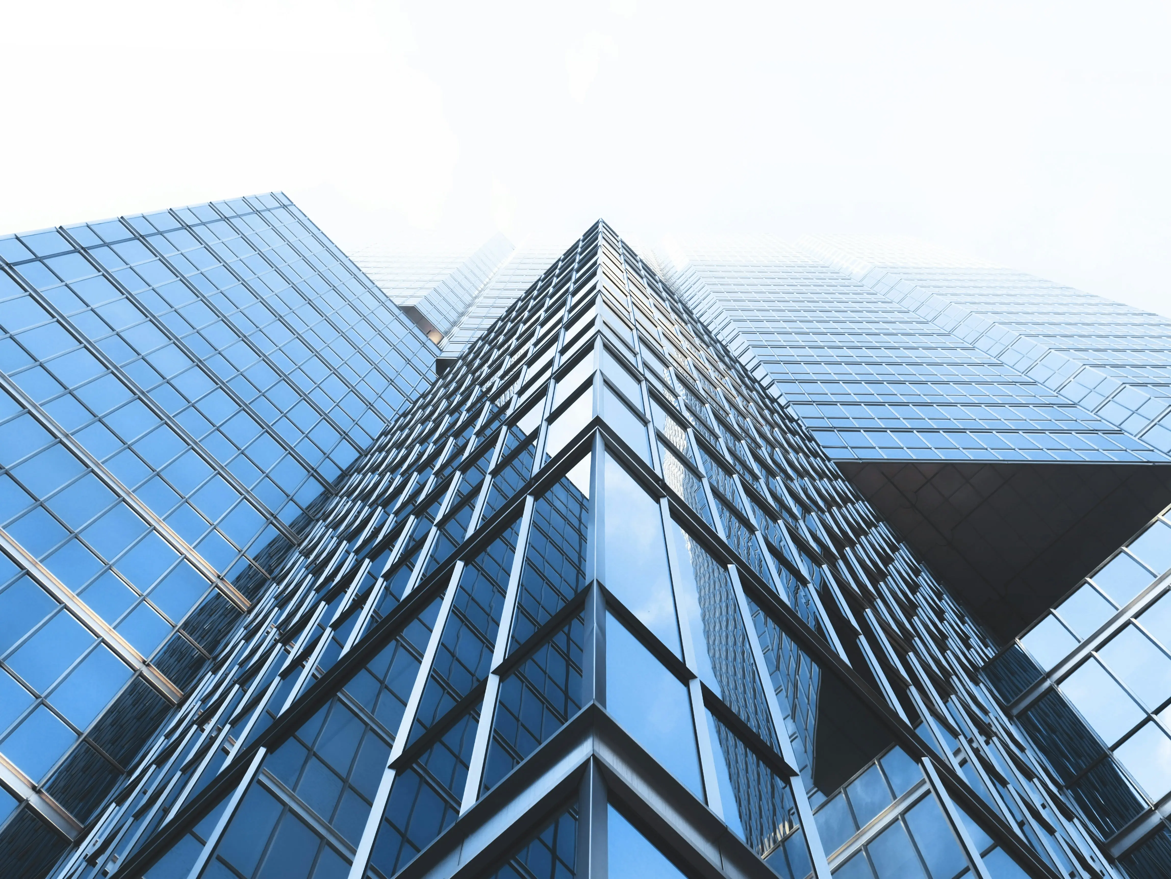 Immeuble moderne et ciel bleu
