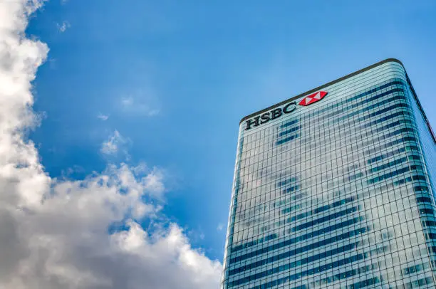 Tour HSBC, ciel bleu