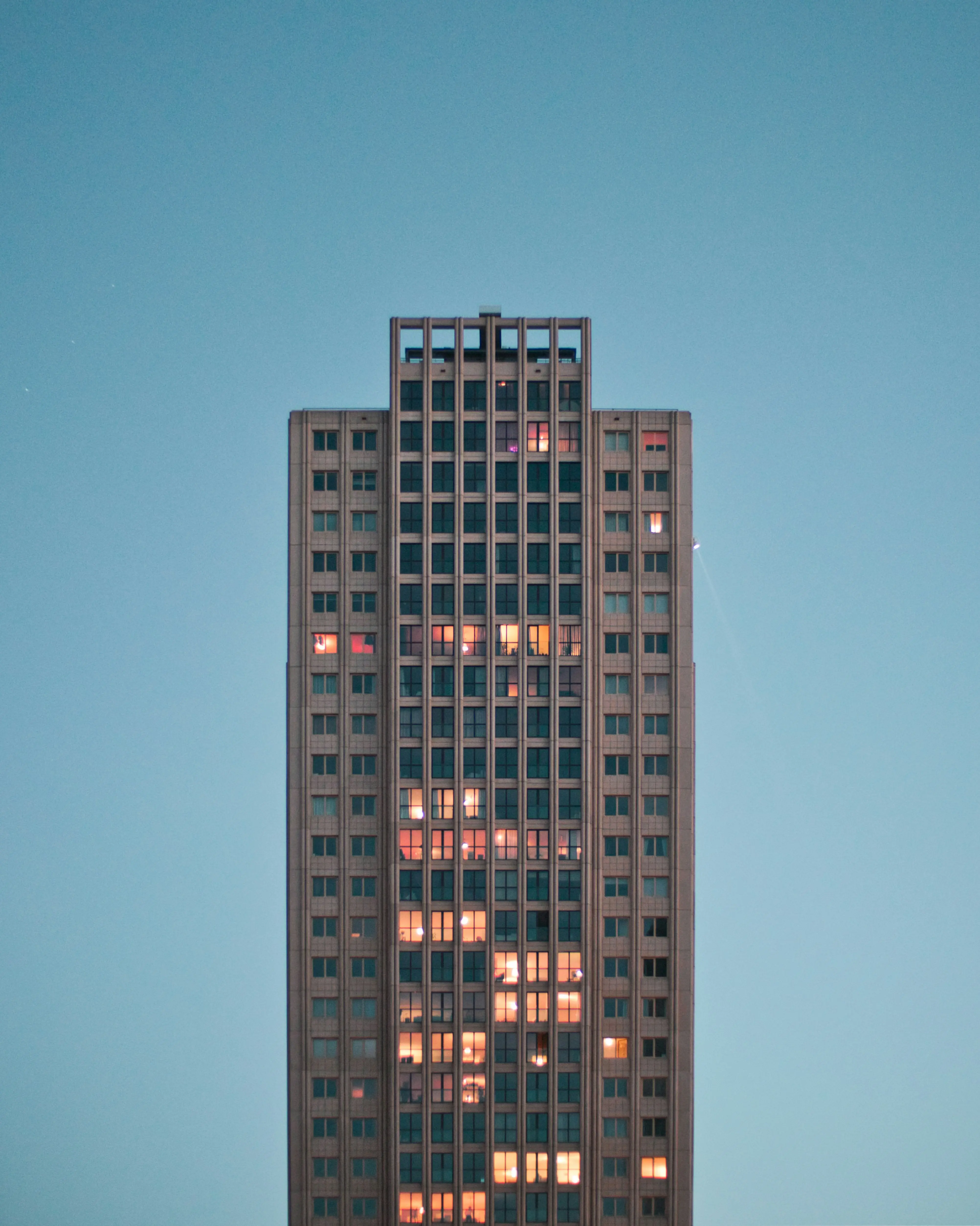 Immeuble moderne et ciel bleu