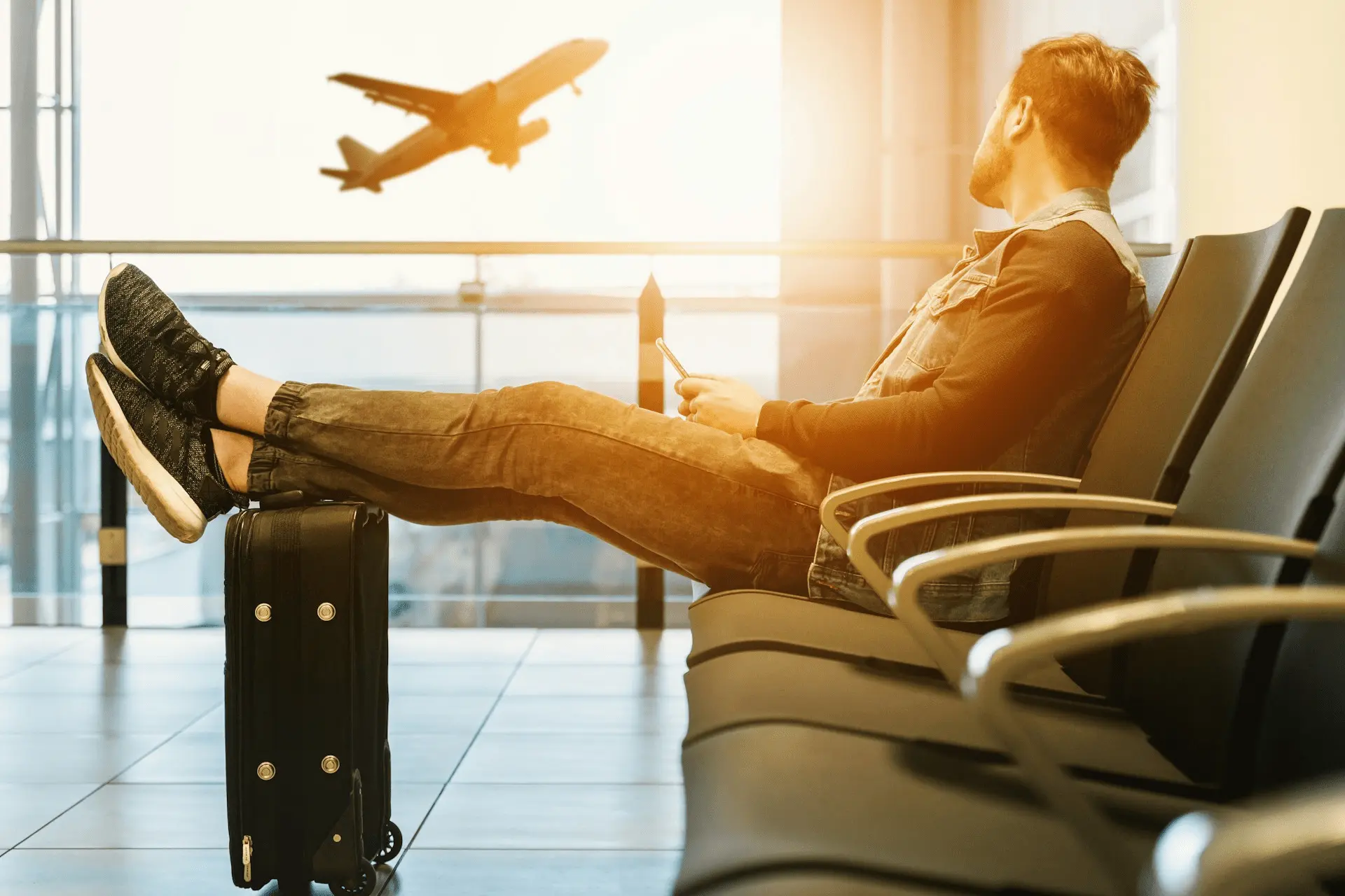 homme assis dans un aéroport