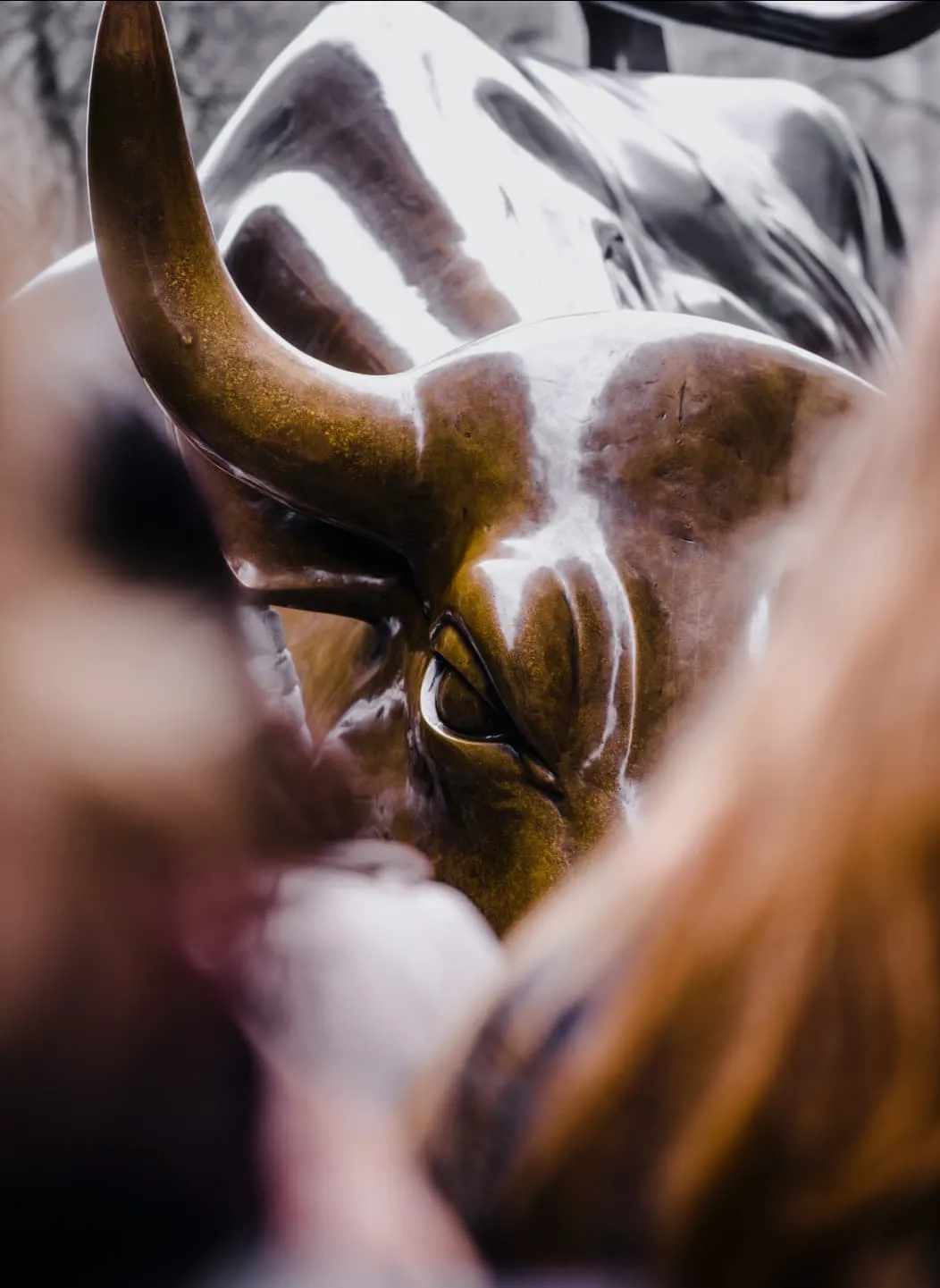 Une statue de taureau devant Wall Street.