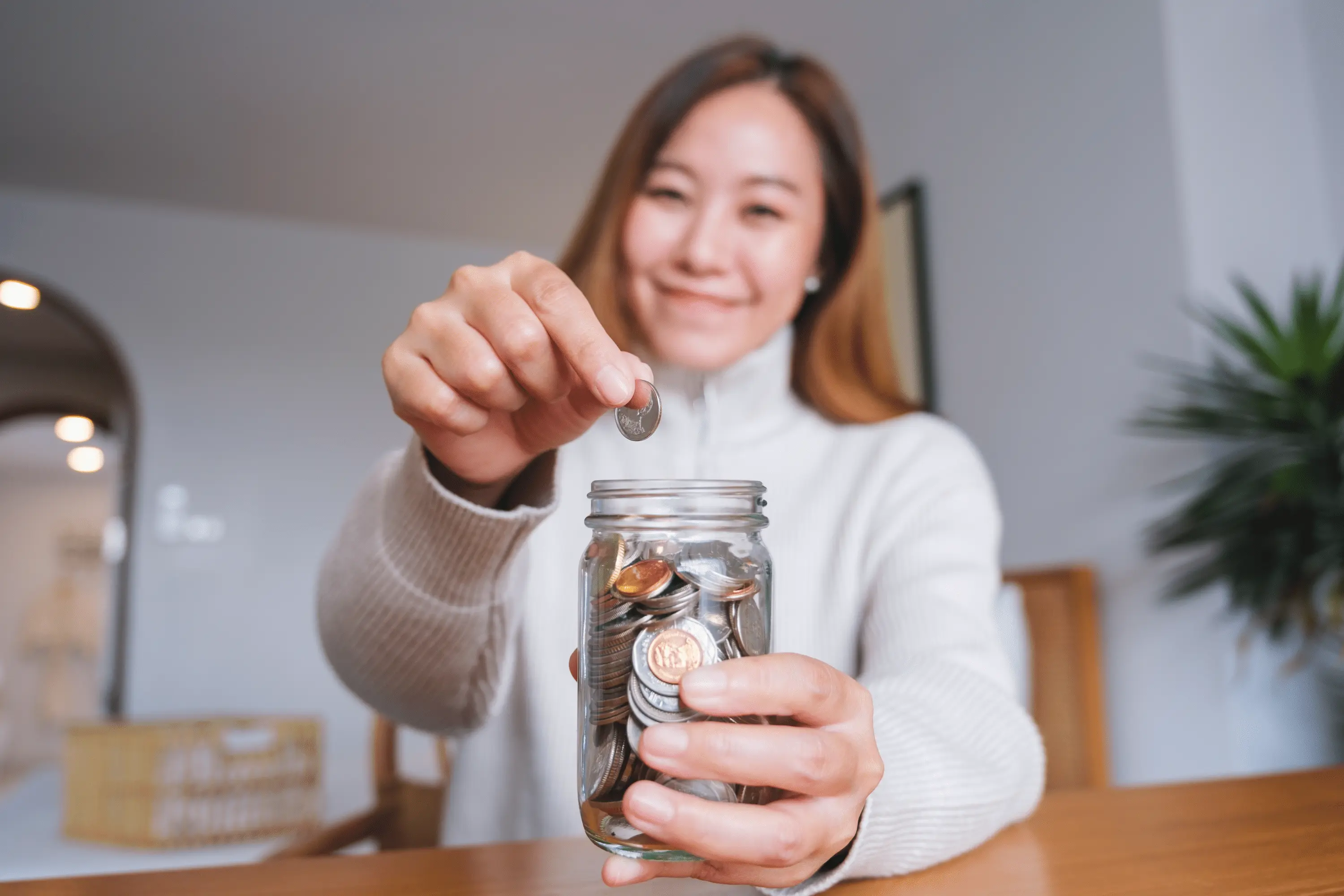 Une femme met de l'argent de côté - livret A