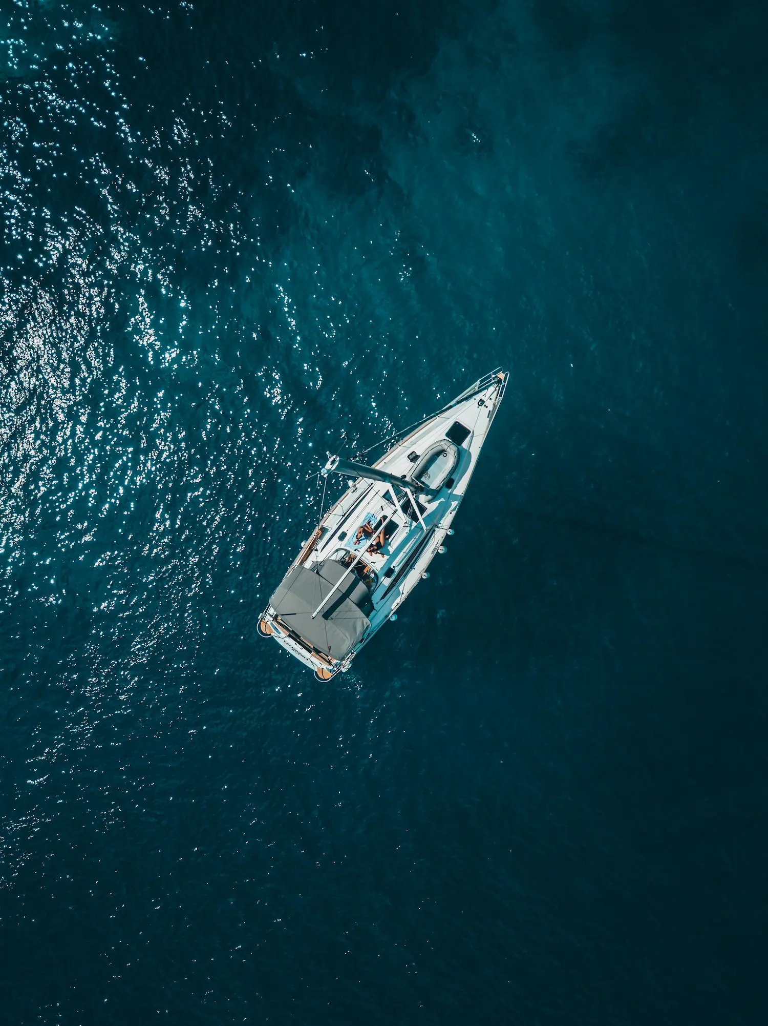 Un yacht sur une mer bleue - Combien rapporte 3 millions d'euros placés ?