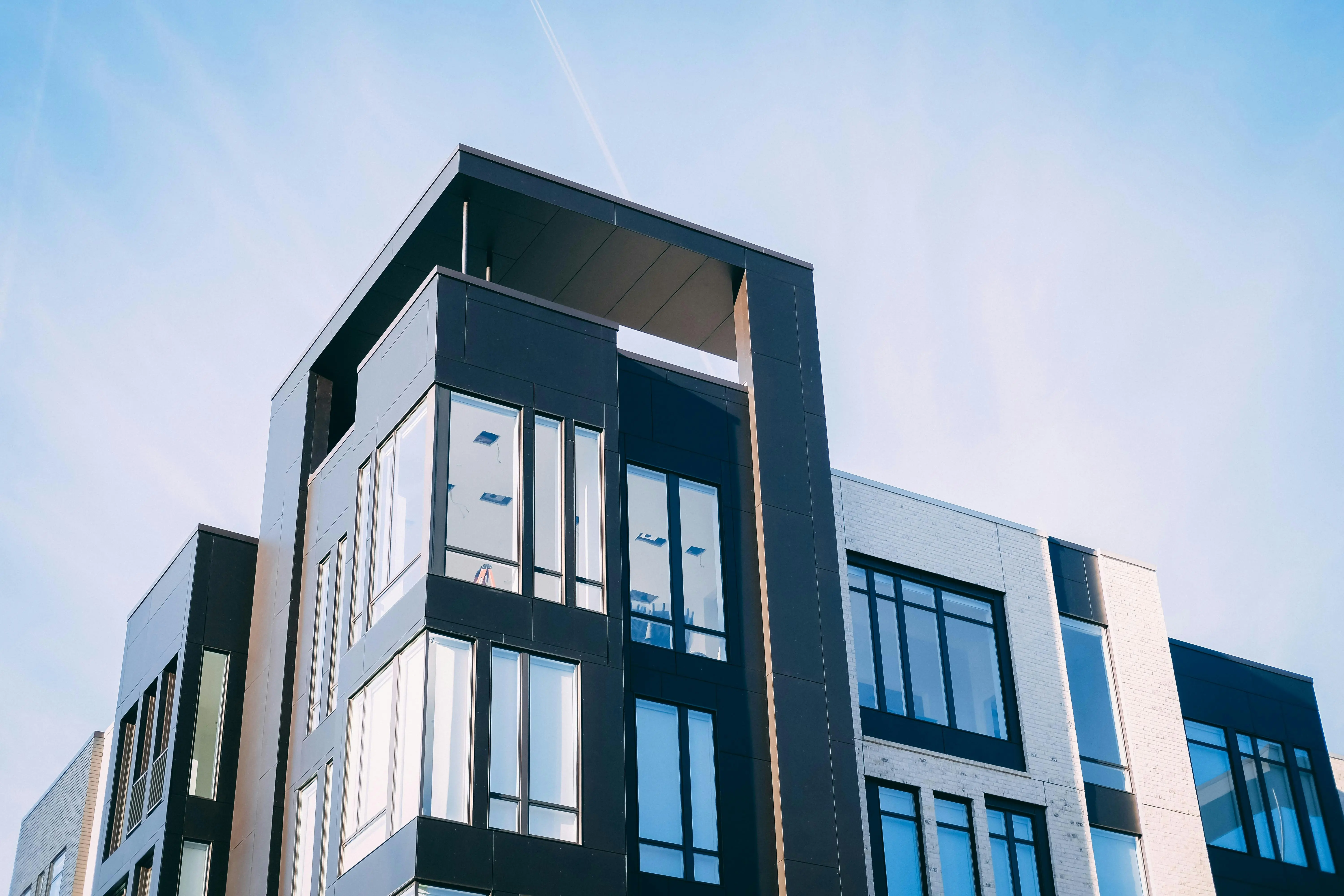 Immeuble moderne et ciel bleu