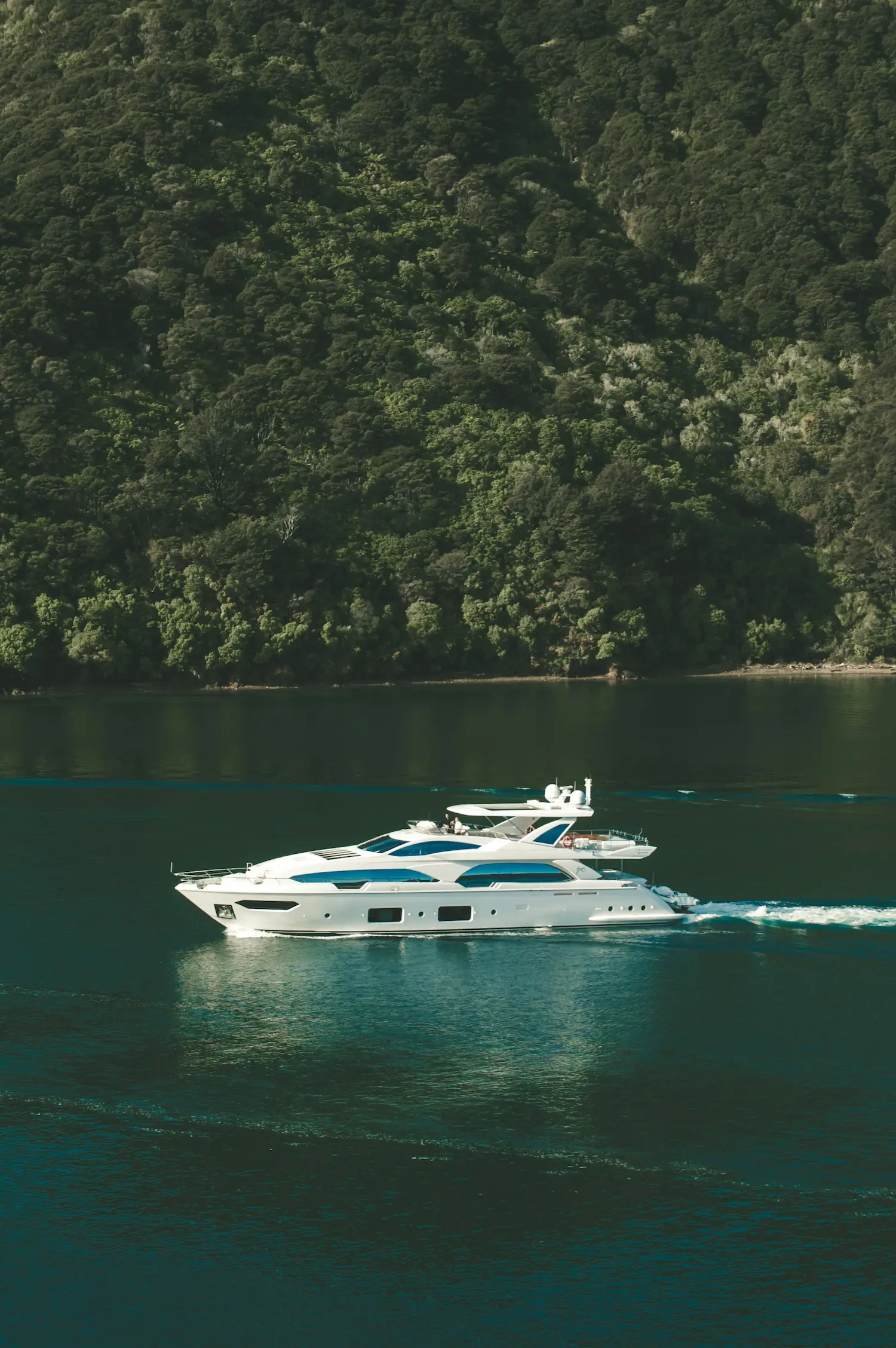 Un yacht sur une mer bleue - Combien rapporte 15 millions d'euros placés ?