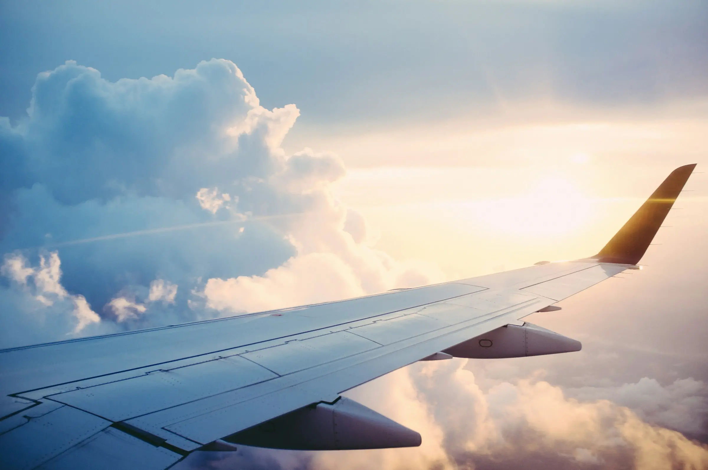 Un avion au soleil couchant - Investir à l'étranger