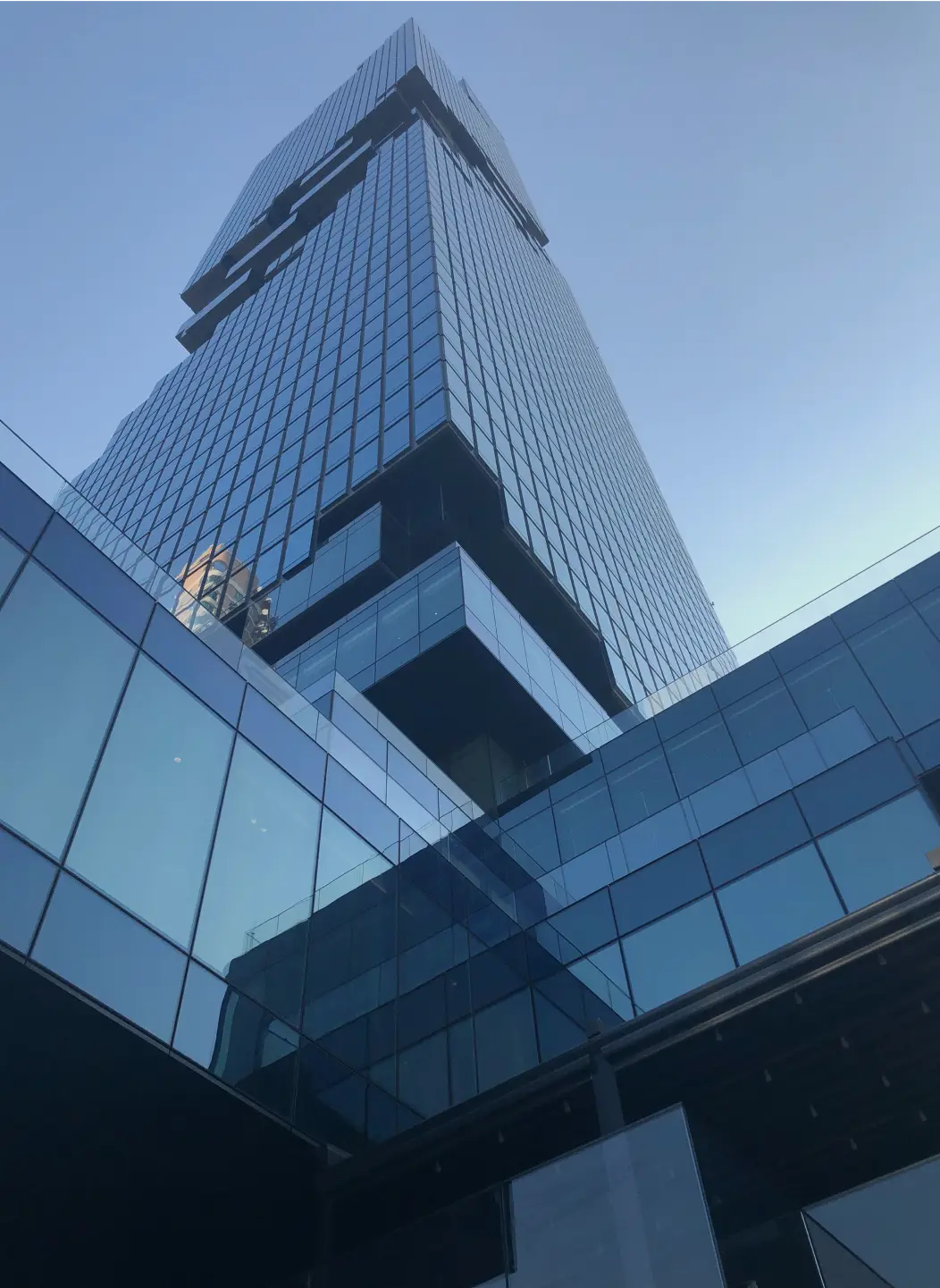 Vue en contre-plongée d'un immeuble moderne en verre