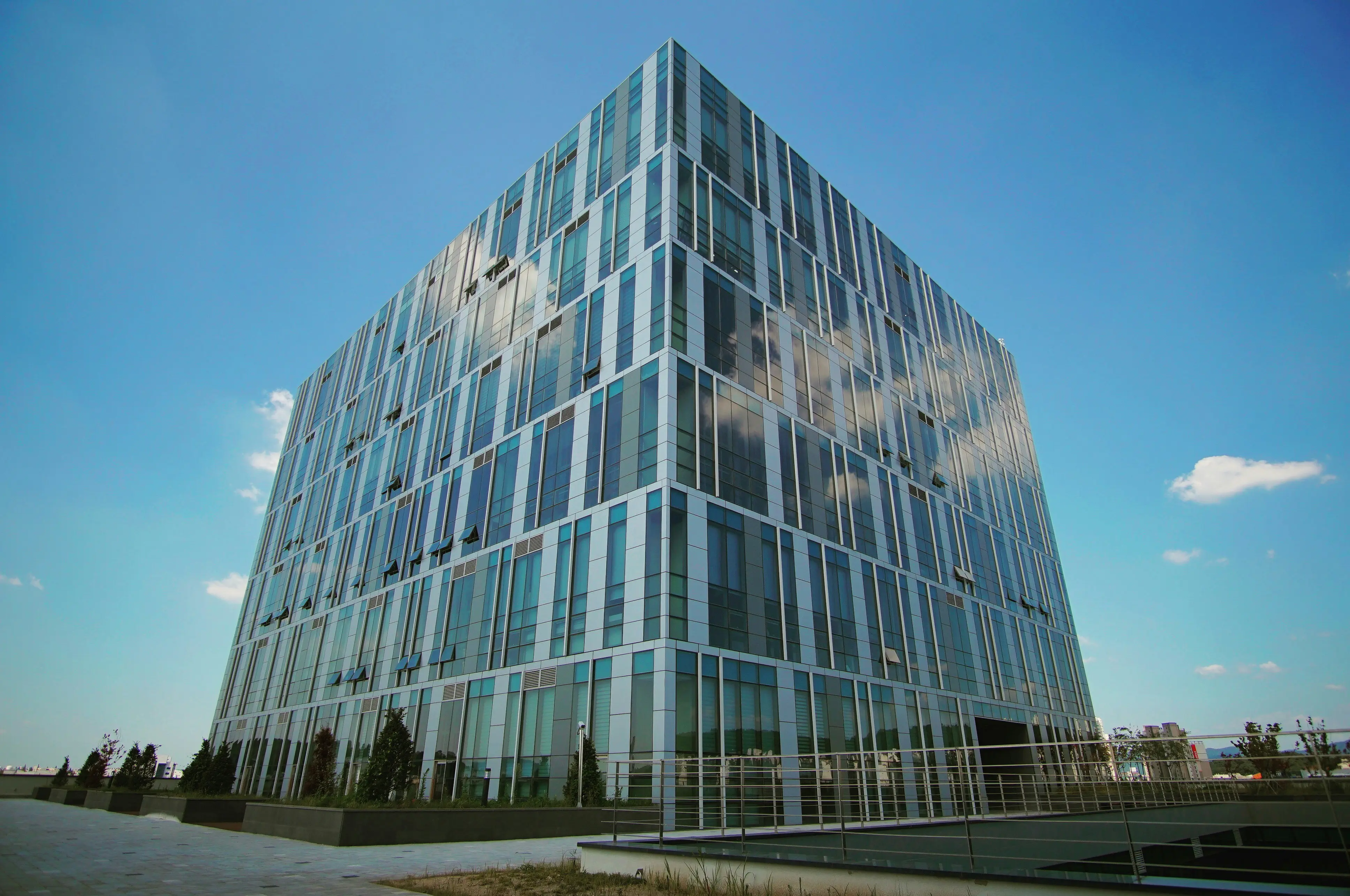 Immeuble moderne et ciel bleu