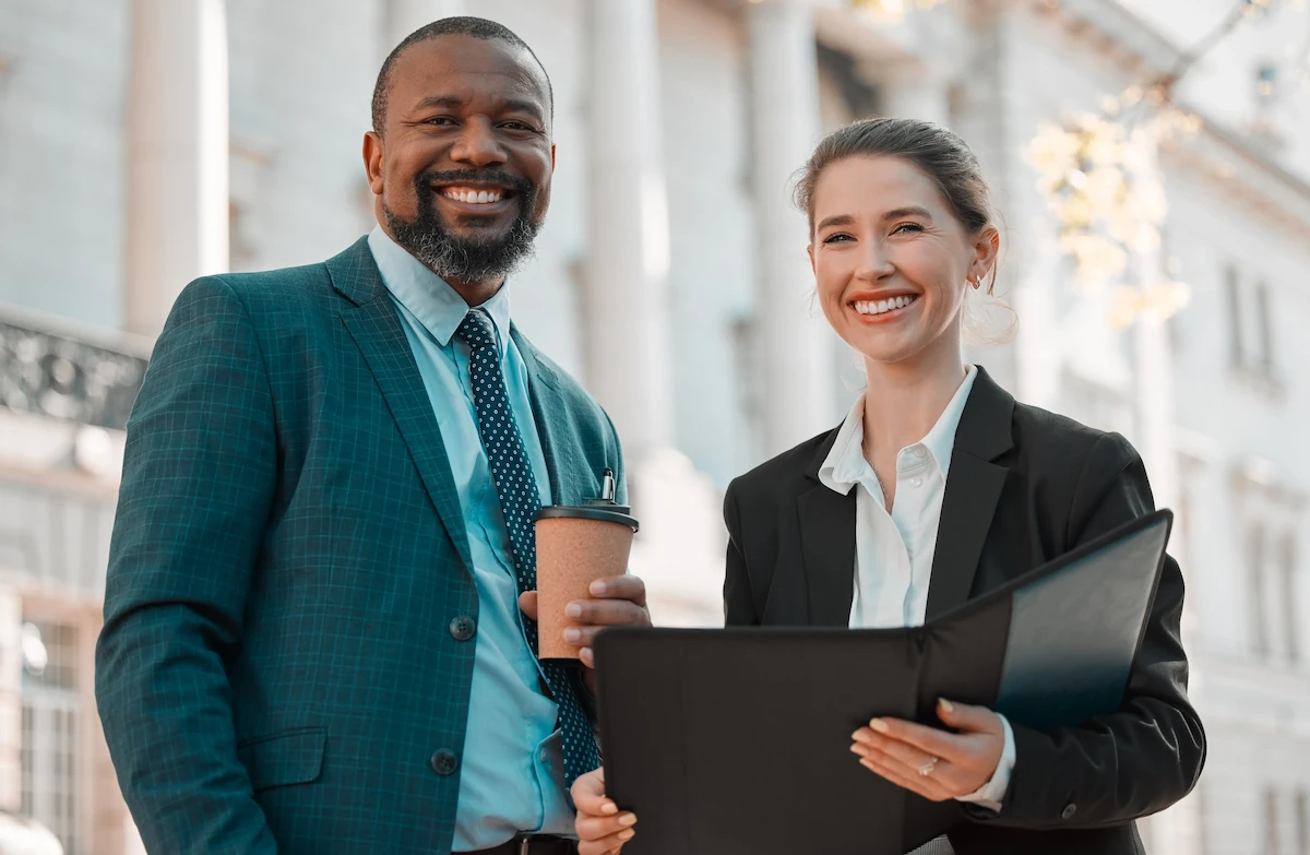 deux personnes business qui sourient