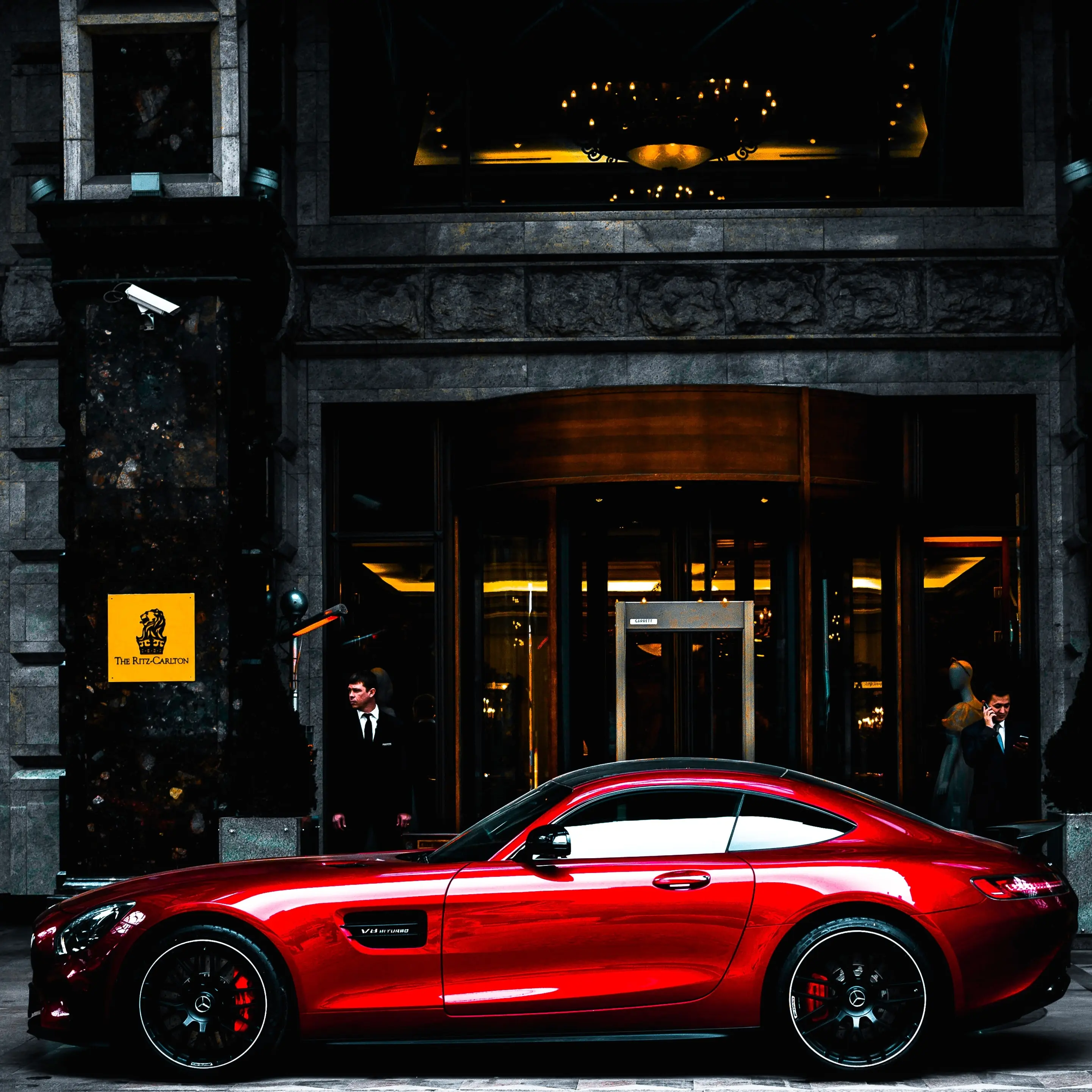 Belle voiture garée devant un hôtel
