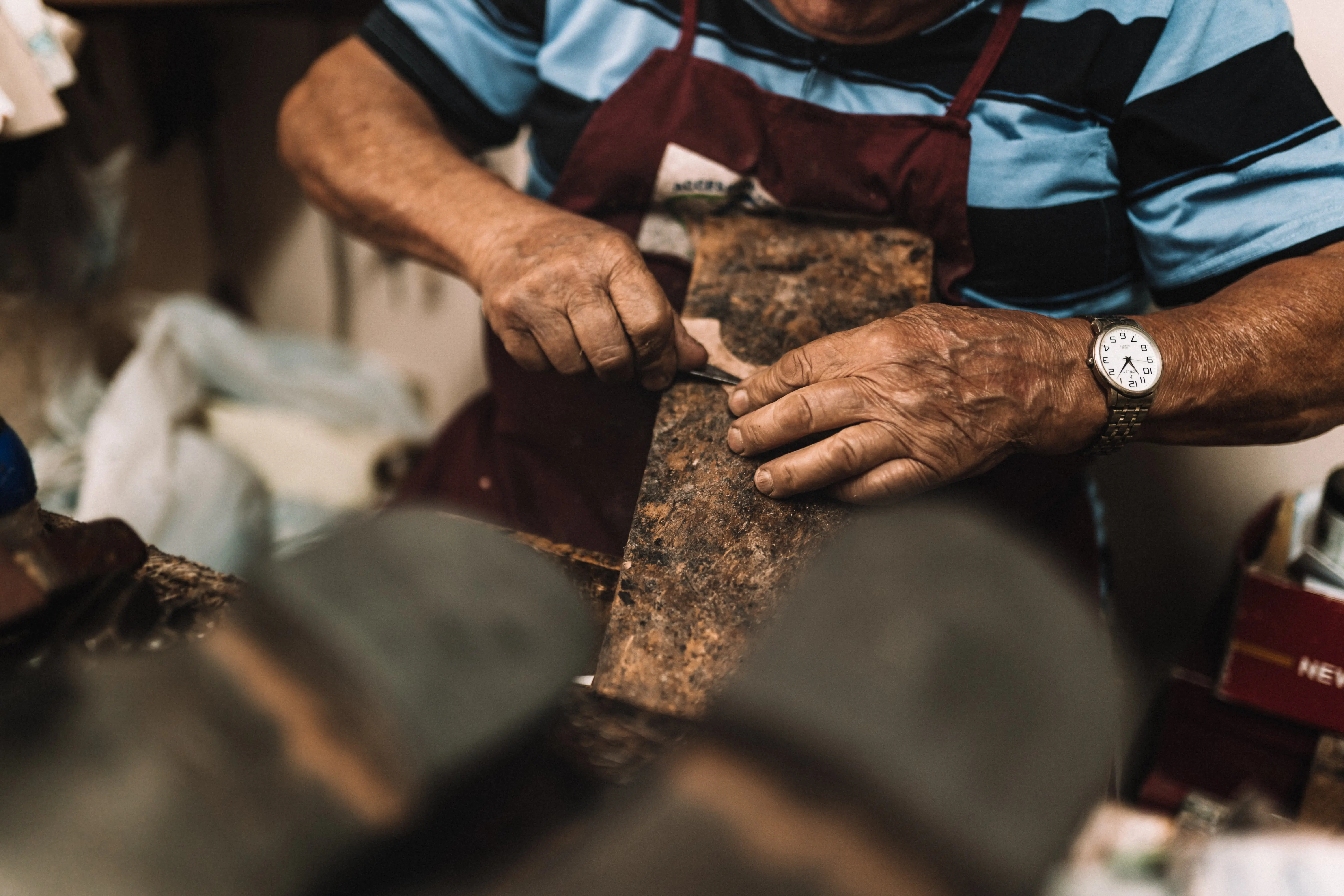 Homme travaillant le bois, montre blanche, établis, artisan, meunisier
