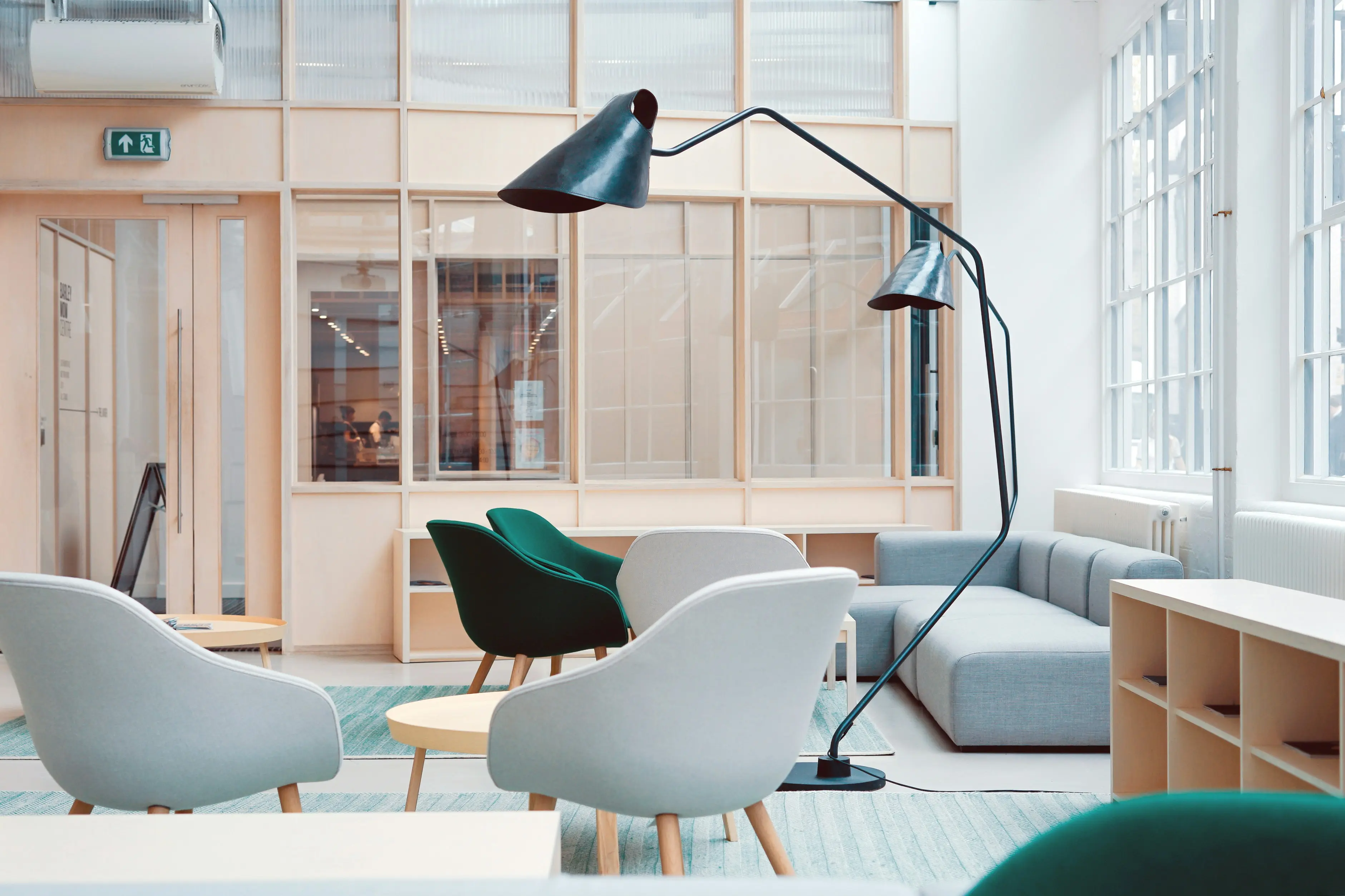 Intérieur spacieux et moderne d'un bureau