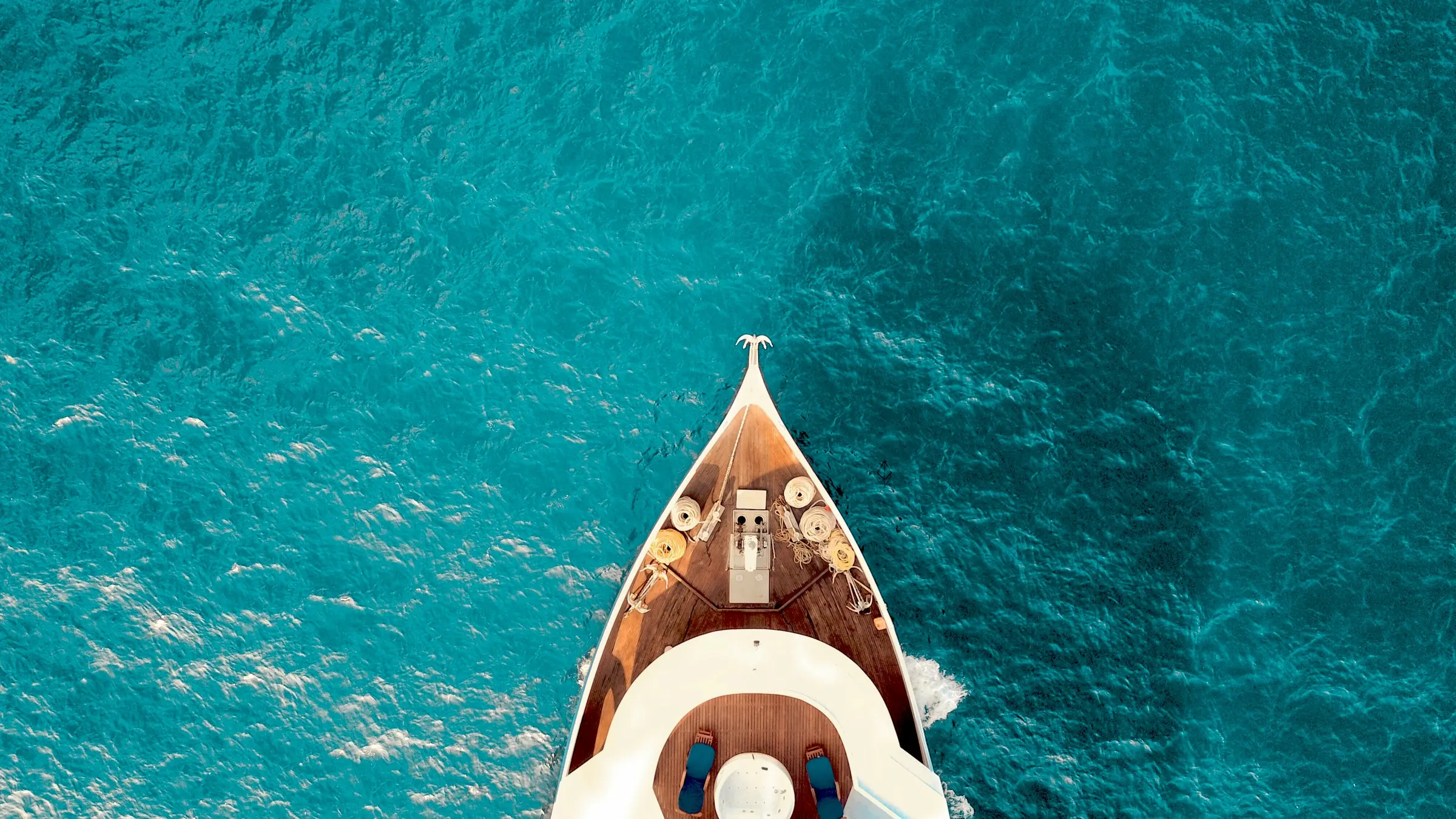 Un yacht sur une mer bleue - Combien rapporte 200 millions d'euros placés ?