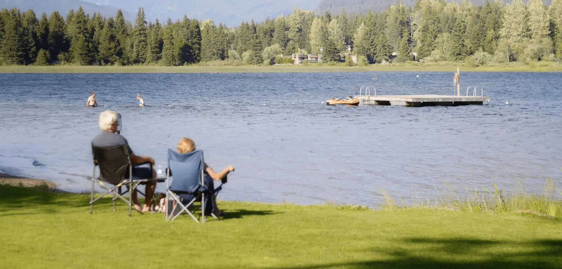 un couple de retraité profite de la vue