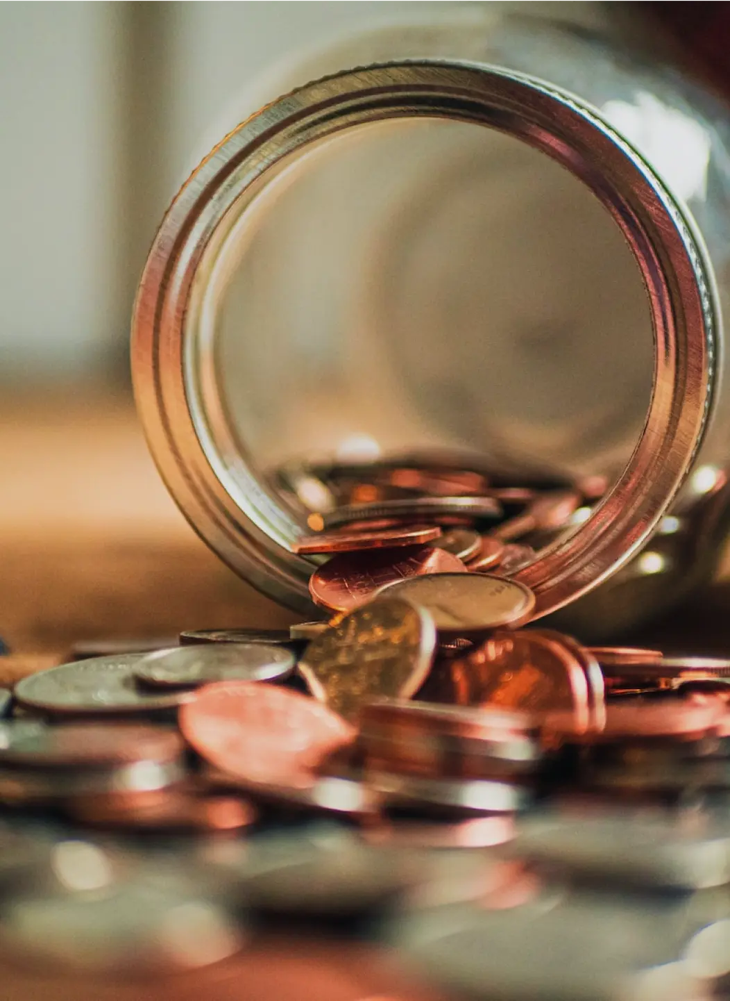 Un pot de pièces de monnaie renversé.