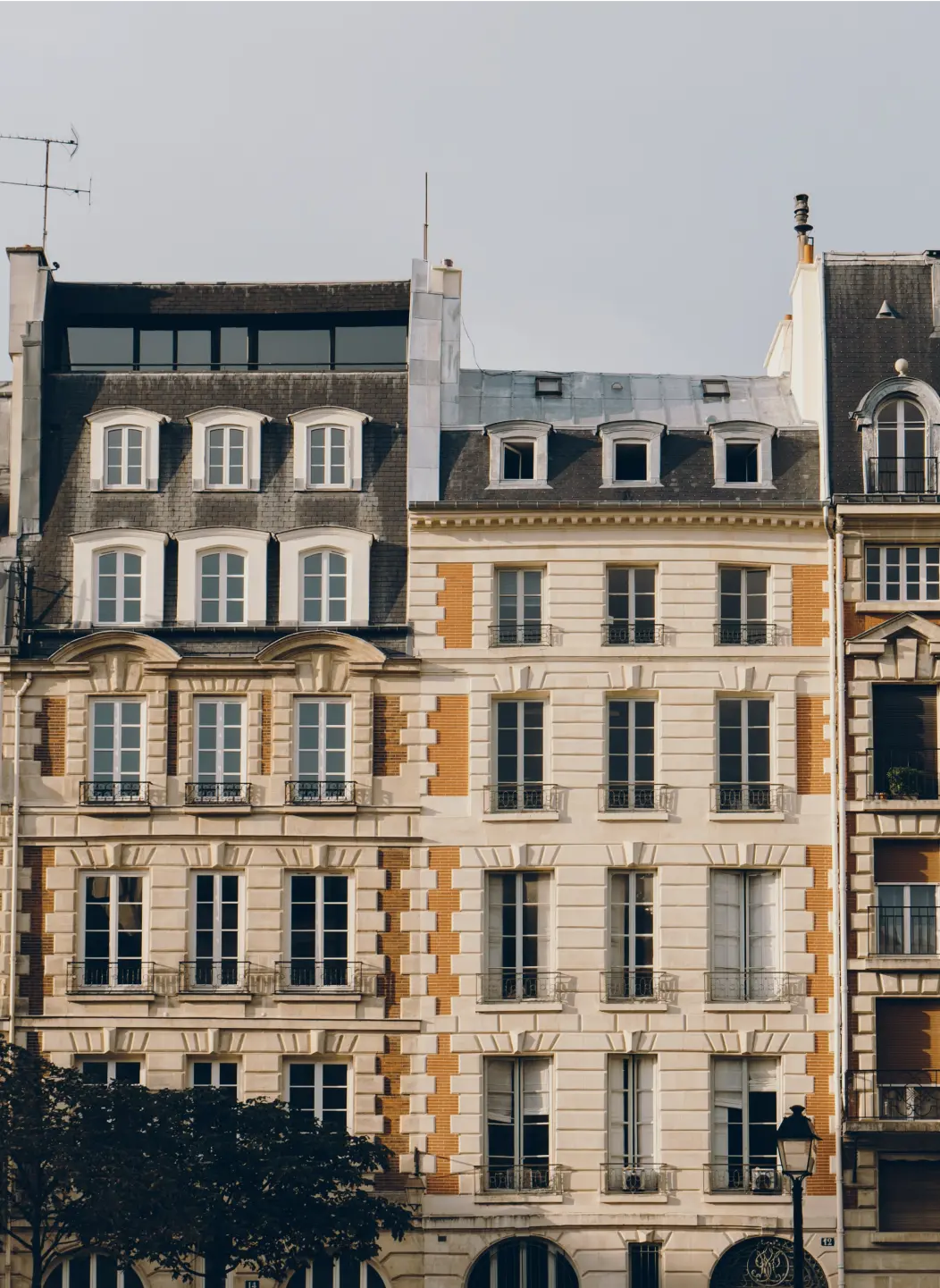 Ensemble d'immeubles anciens dans un centre-ville.