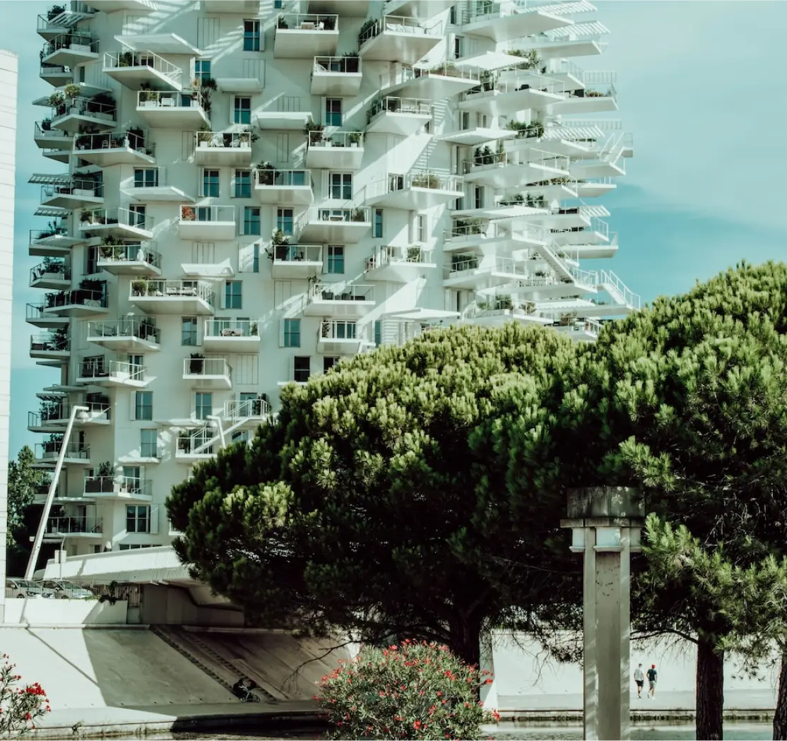 un bâtiment avec de nombreux balcons