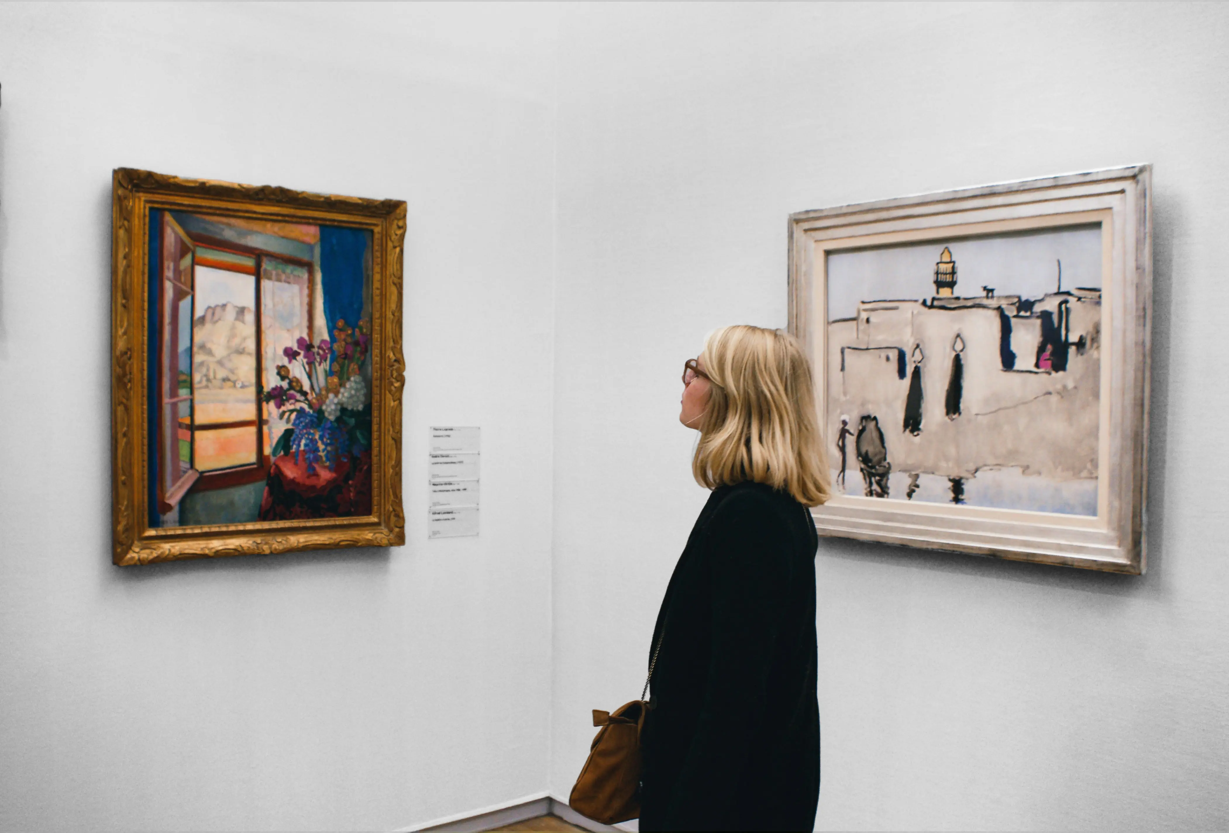 Femme qui contemple des tableaux 