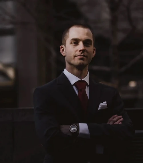 un homme en costume