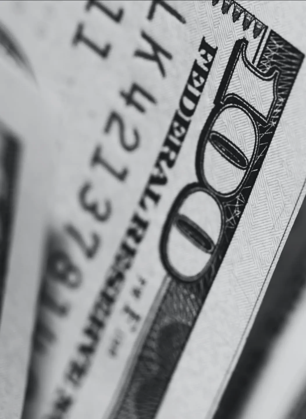 Un zoom sur des billets de 100 dollars.