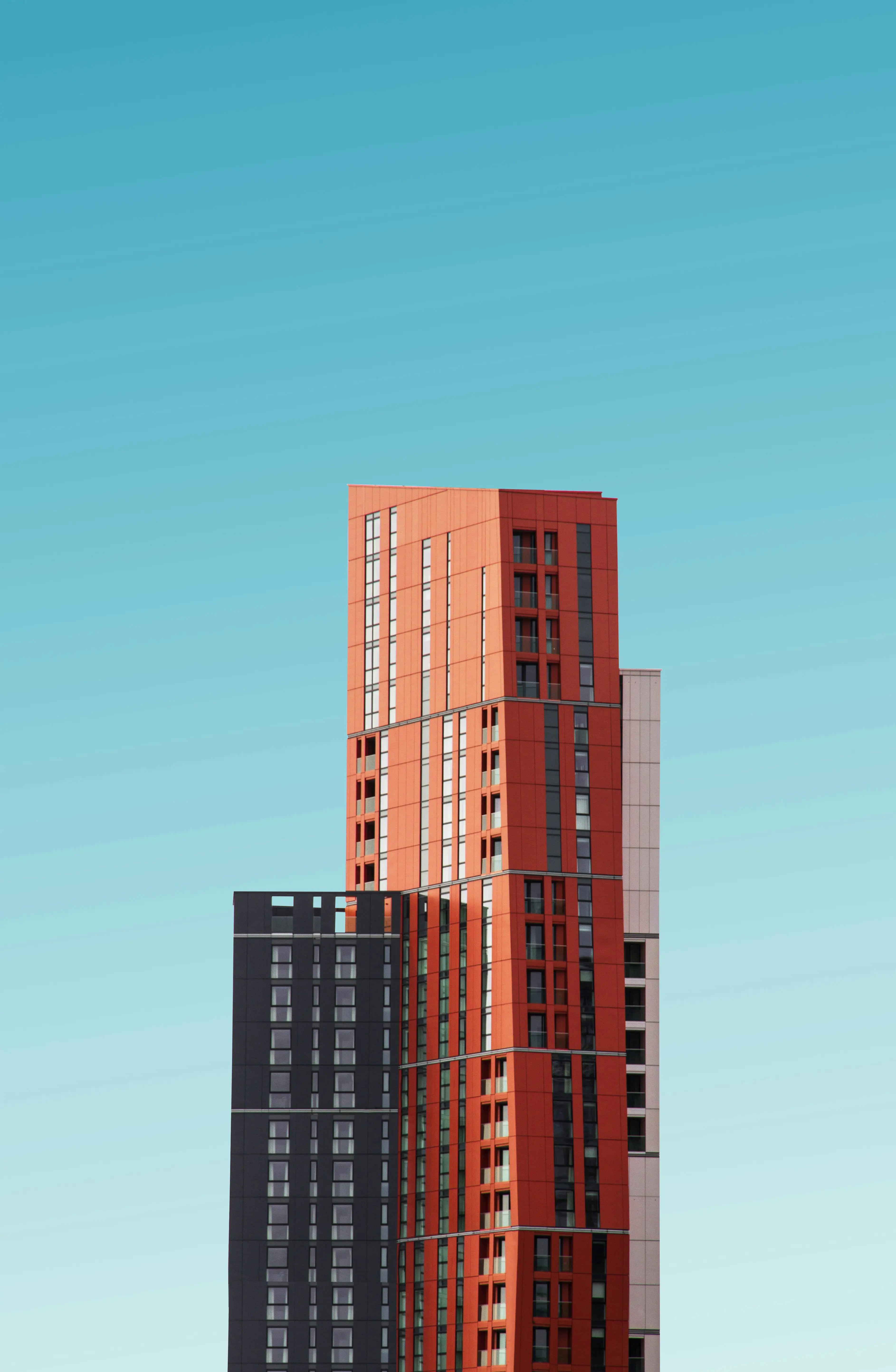 Immeuble moderne et ciel bleu