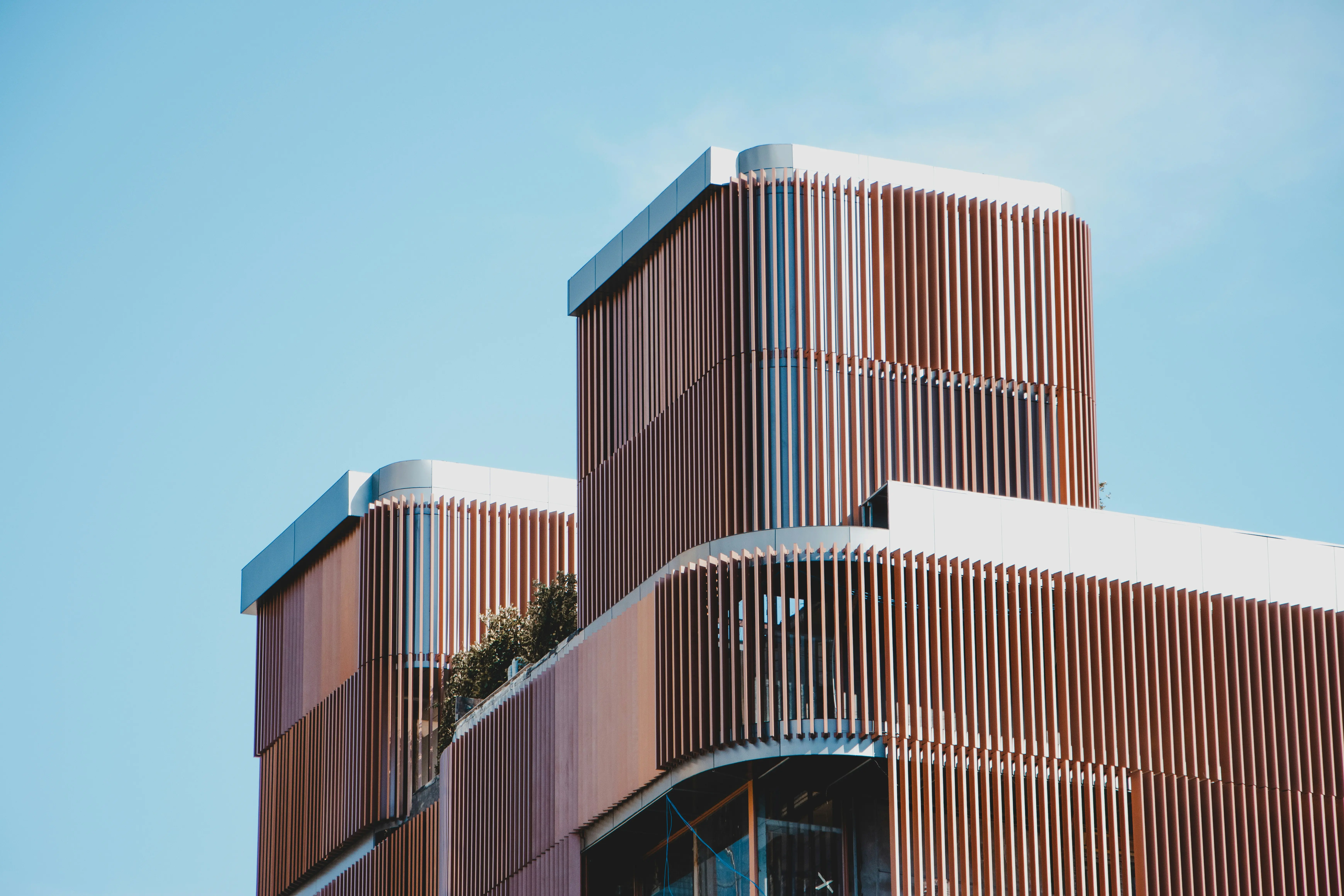 Immeuble moderne et ciel bleu