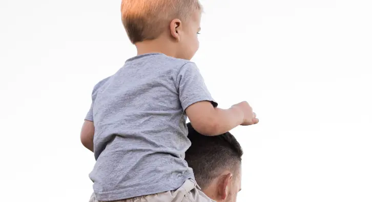 Père portant son enfant sur ses épaules