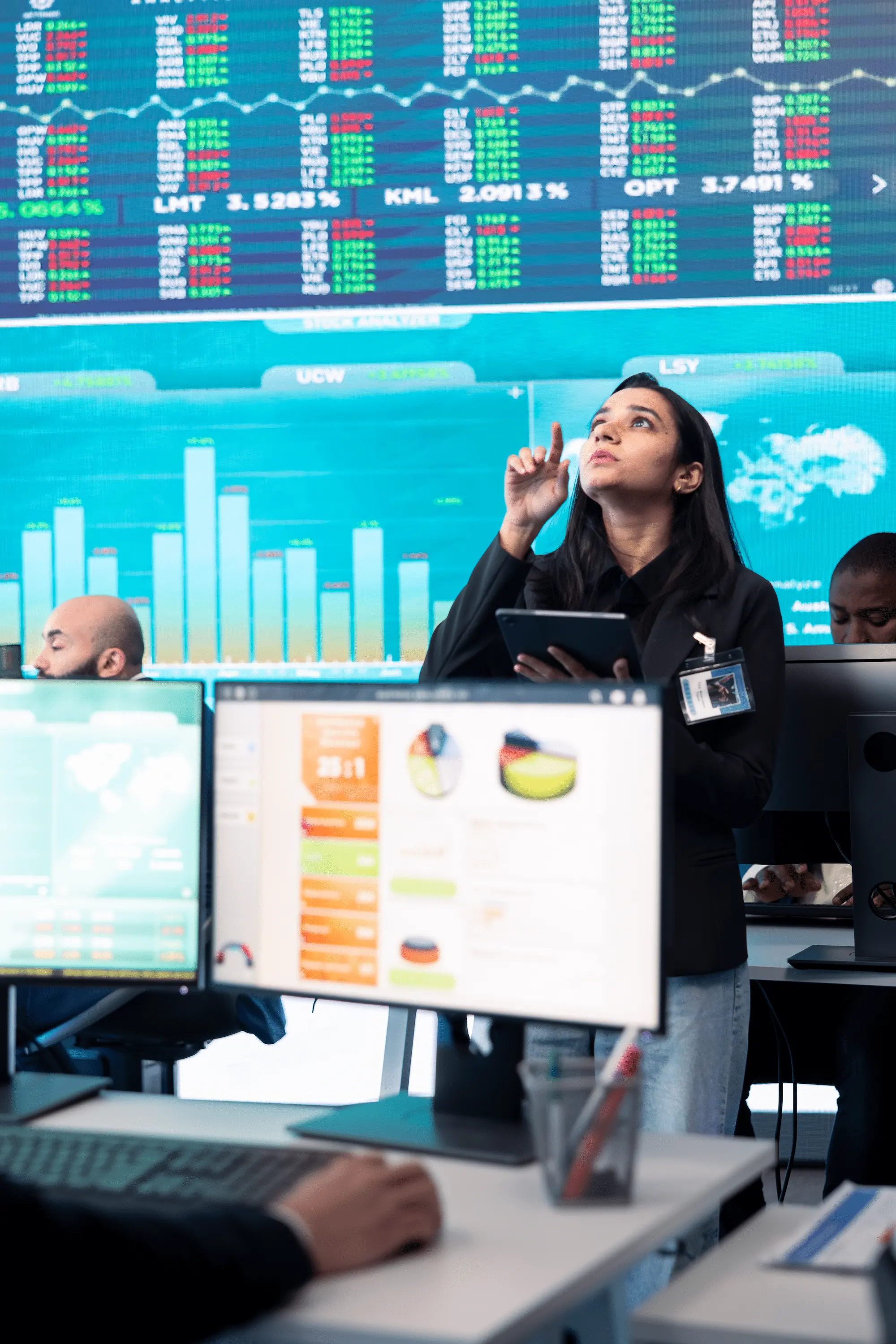 Une analyste financière observe la performance d'un ETF