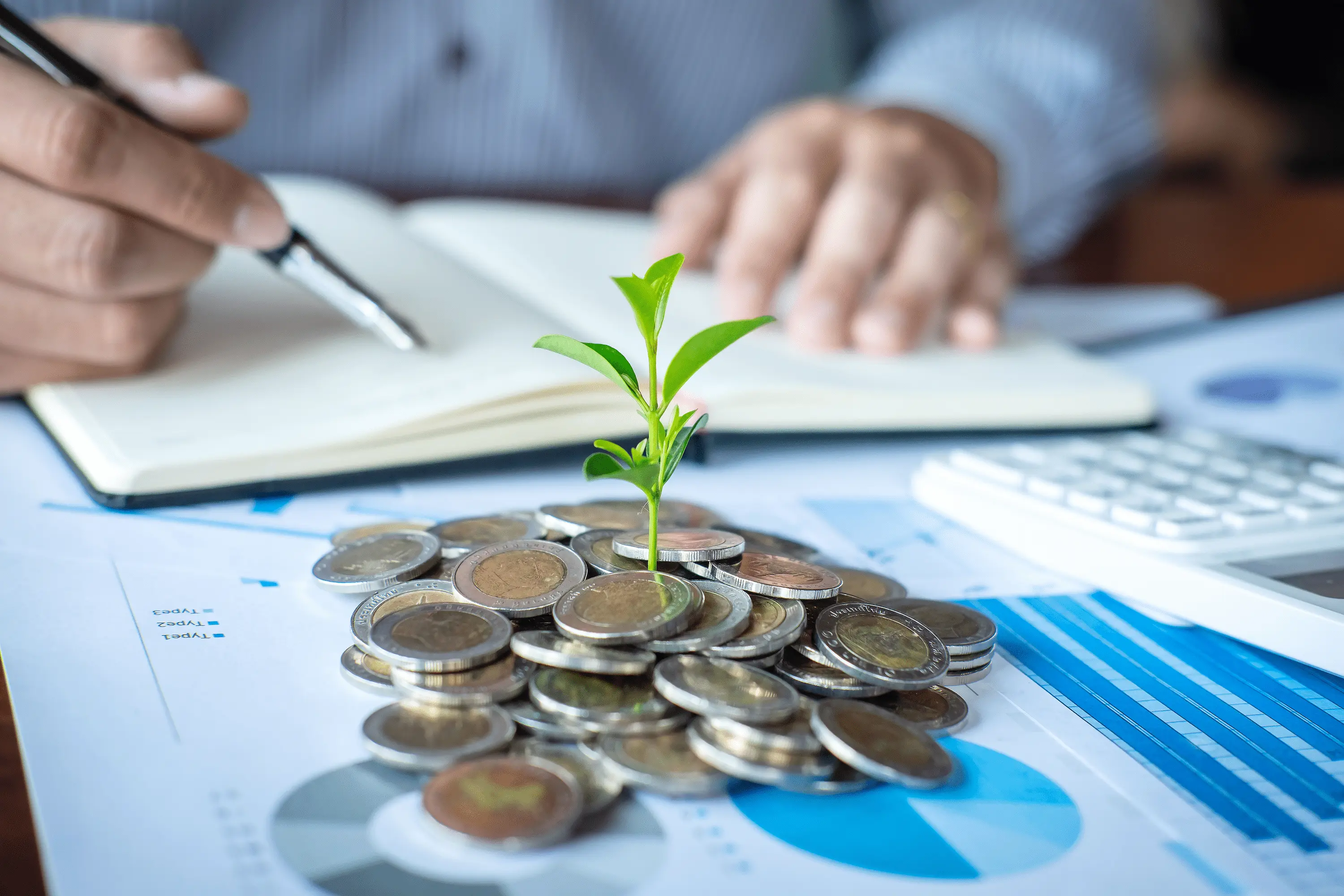 Une personne prépare un plan financier pour se préparer une rente