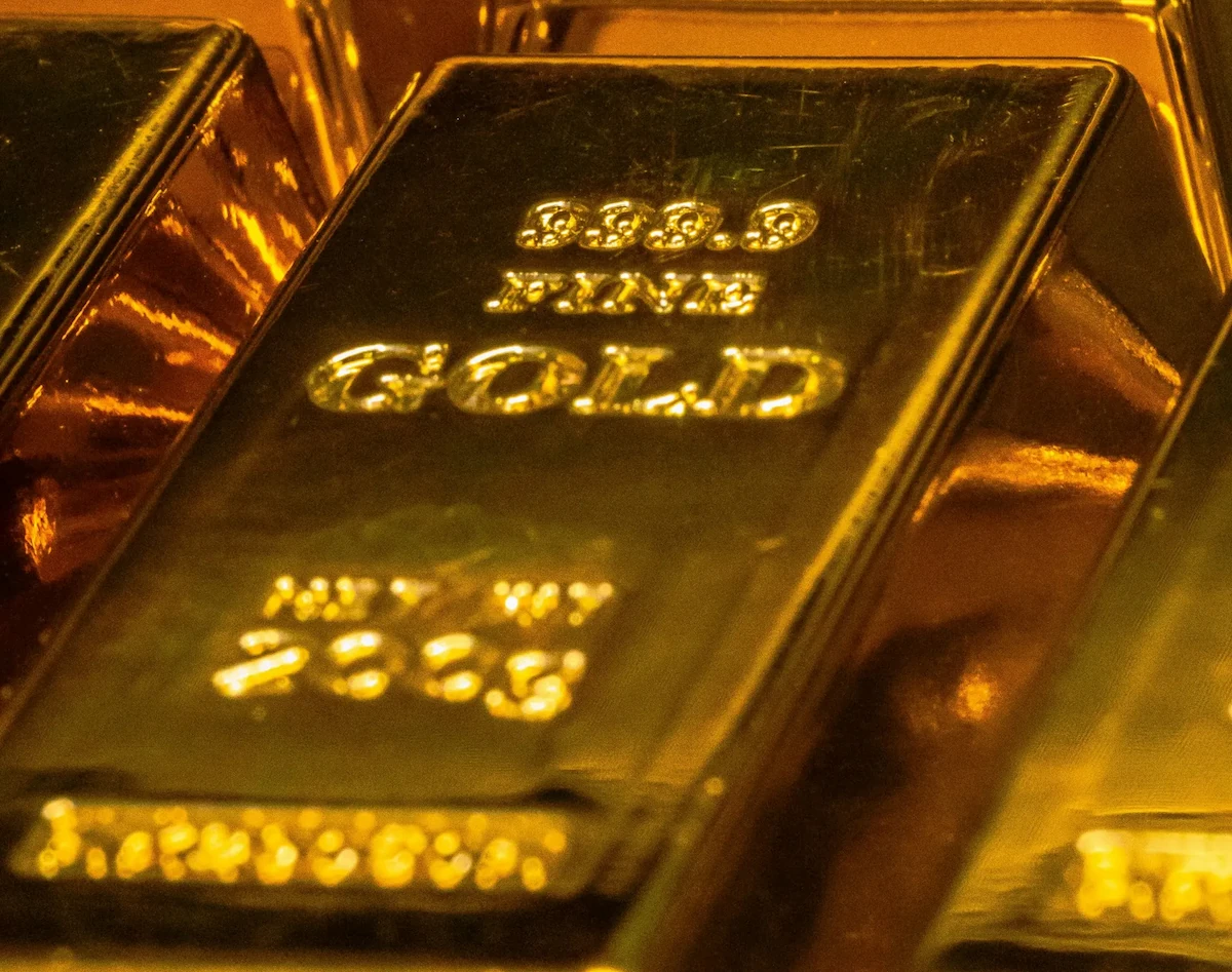 Des piles de lingot d'or : des millions d'euros à investir