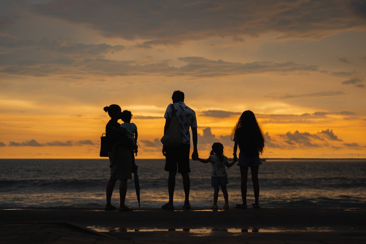 famille sur une plage en soirée