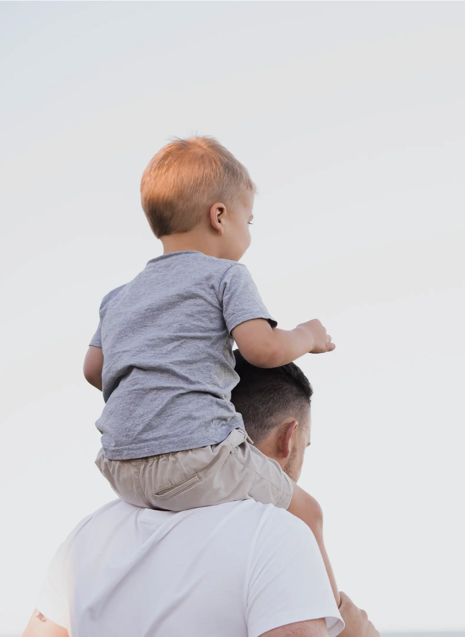 Père portant son enfant sur ses épaules