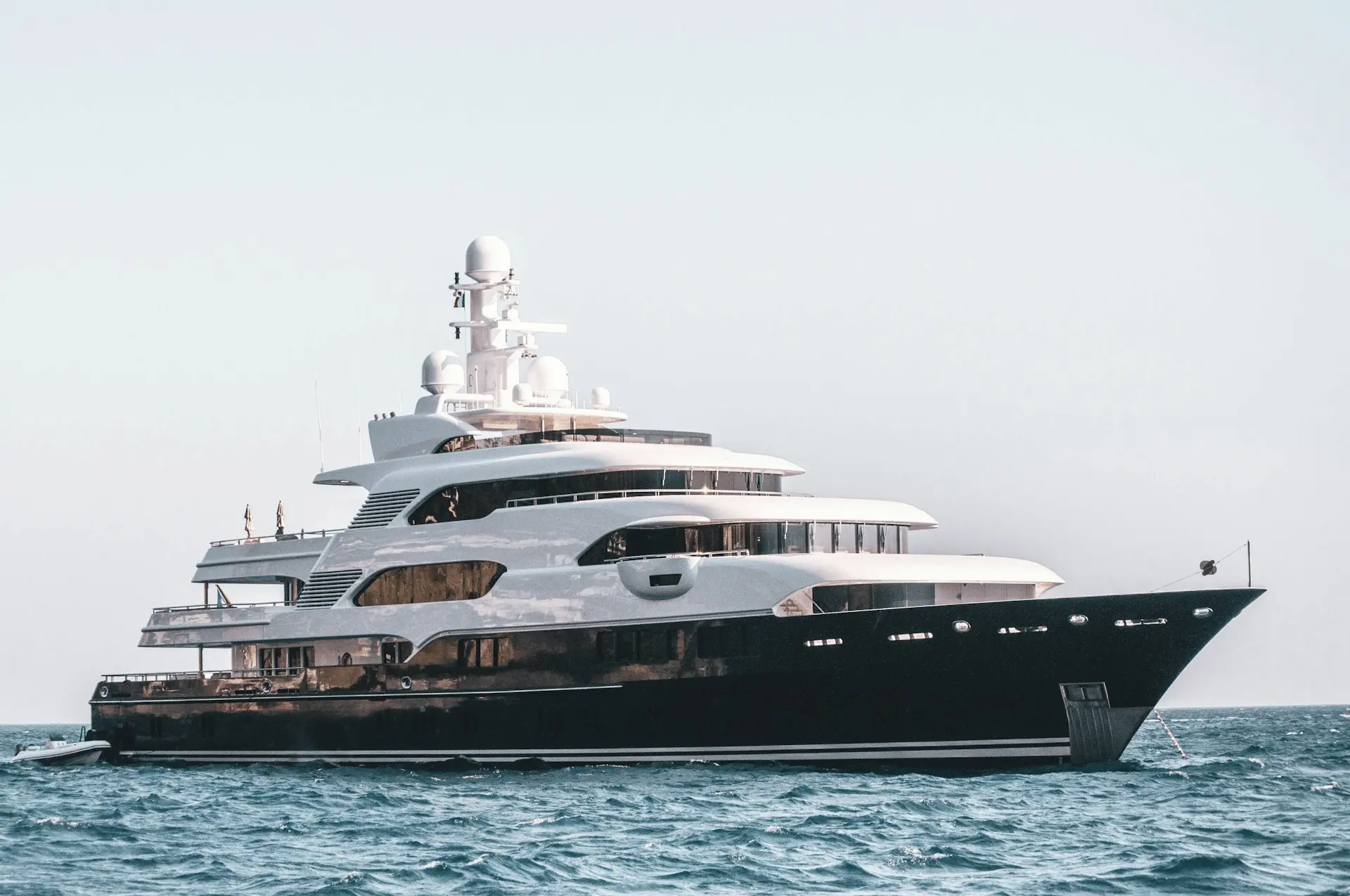 Un yacht en pleine mer