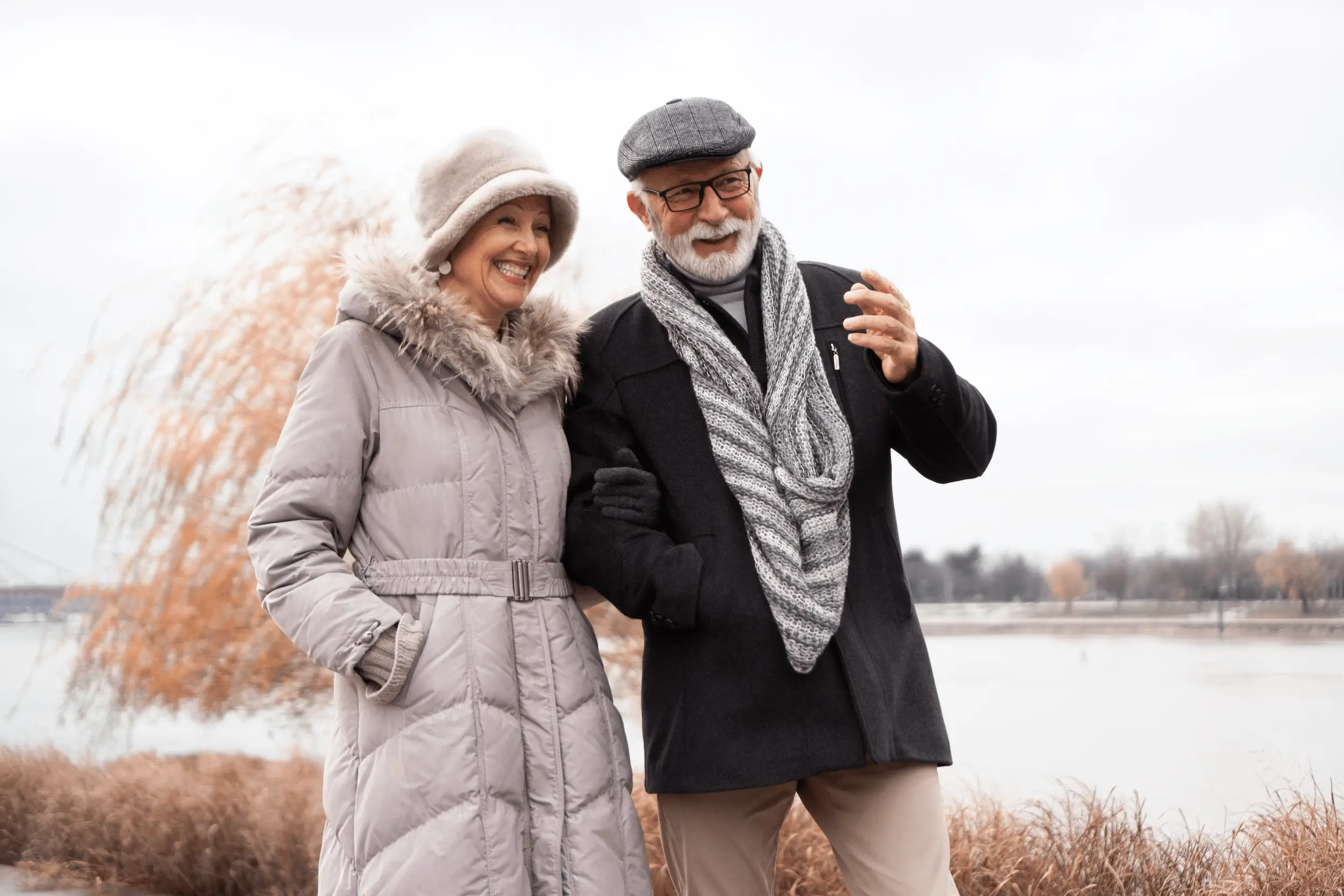 Un couple de seniors sereins concernant leurs finances et leurs placements