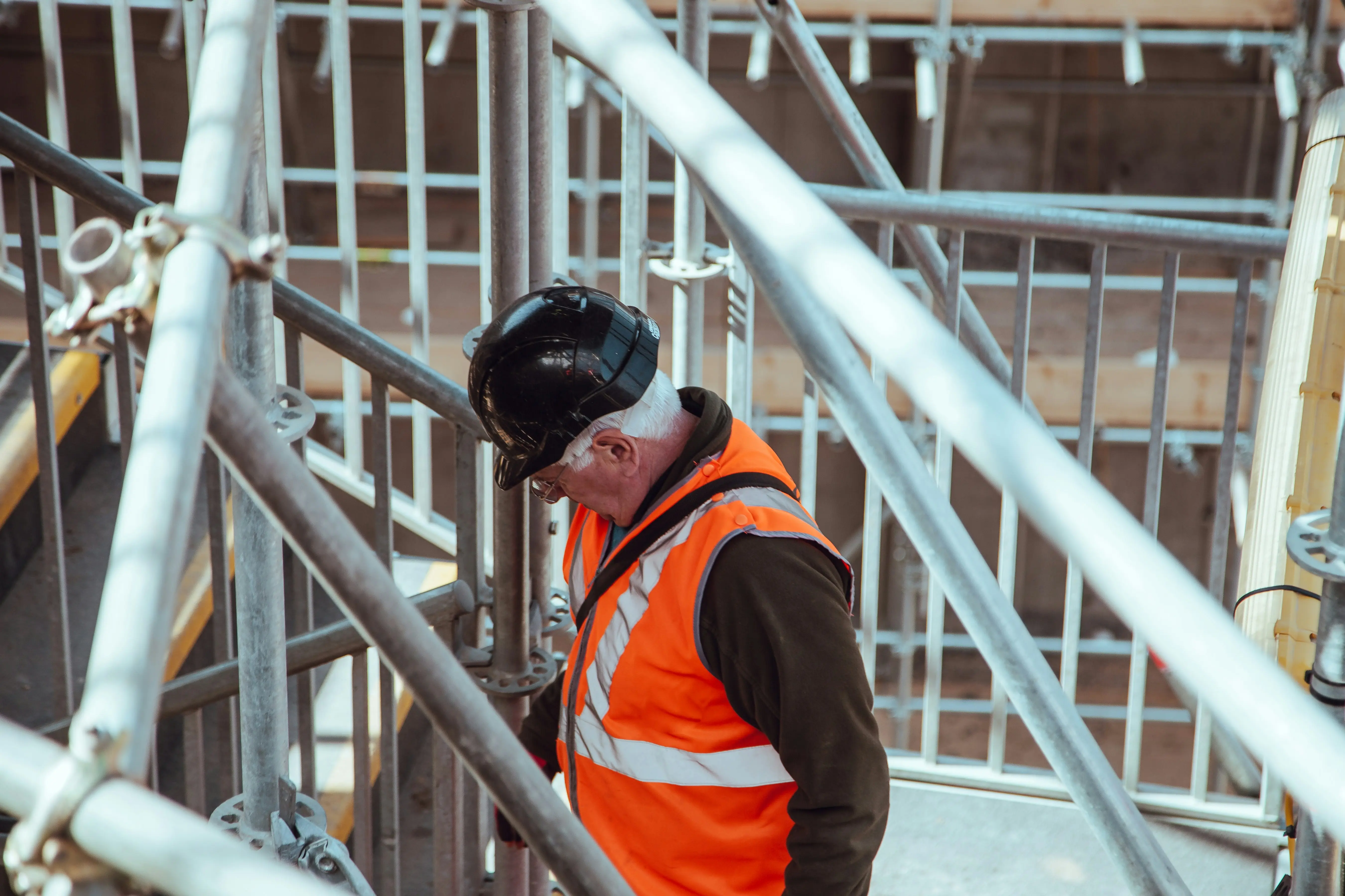 Ouvrier qui travaille sur un chantier