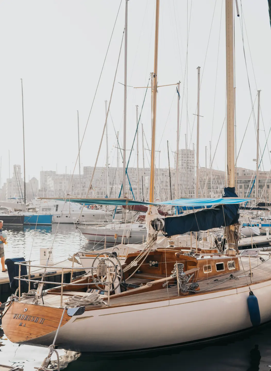 Voilier dans un port de plaisance